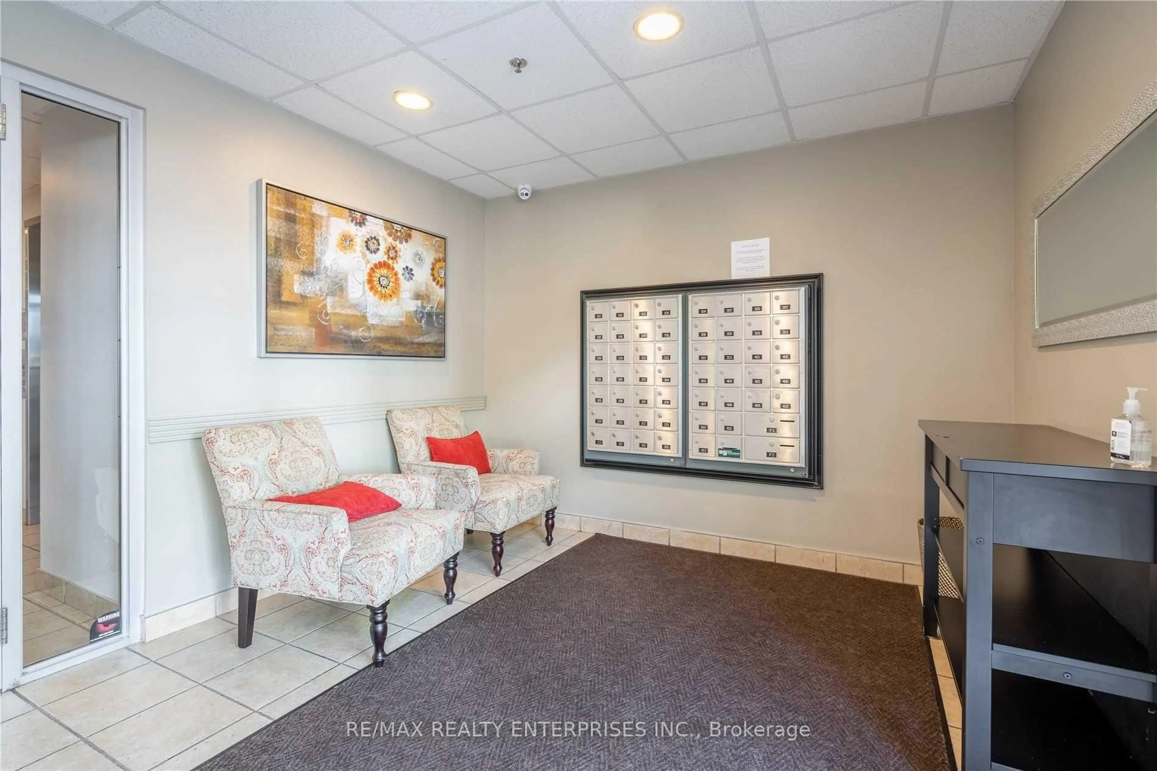 Indoor foyer for 391 Plains Rd #411, Burlington Ontario L7T 4M2