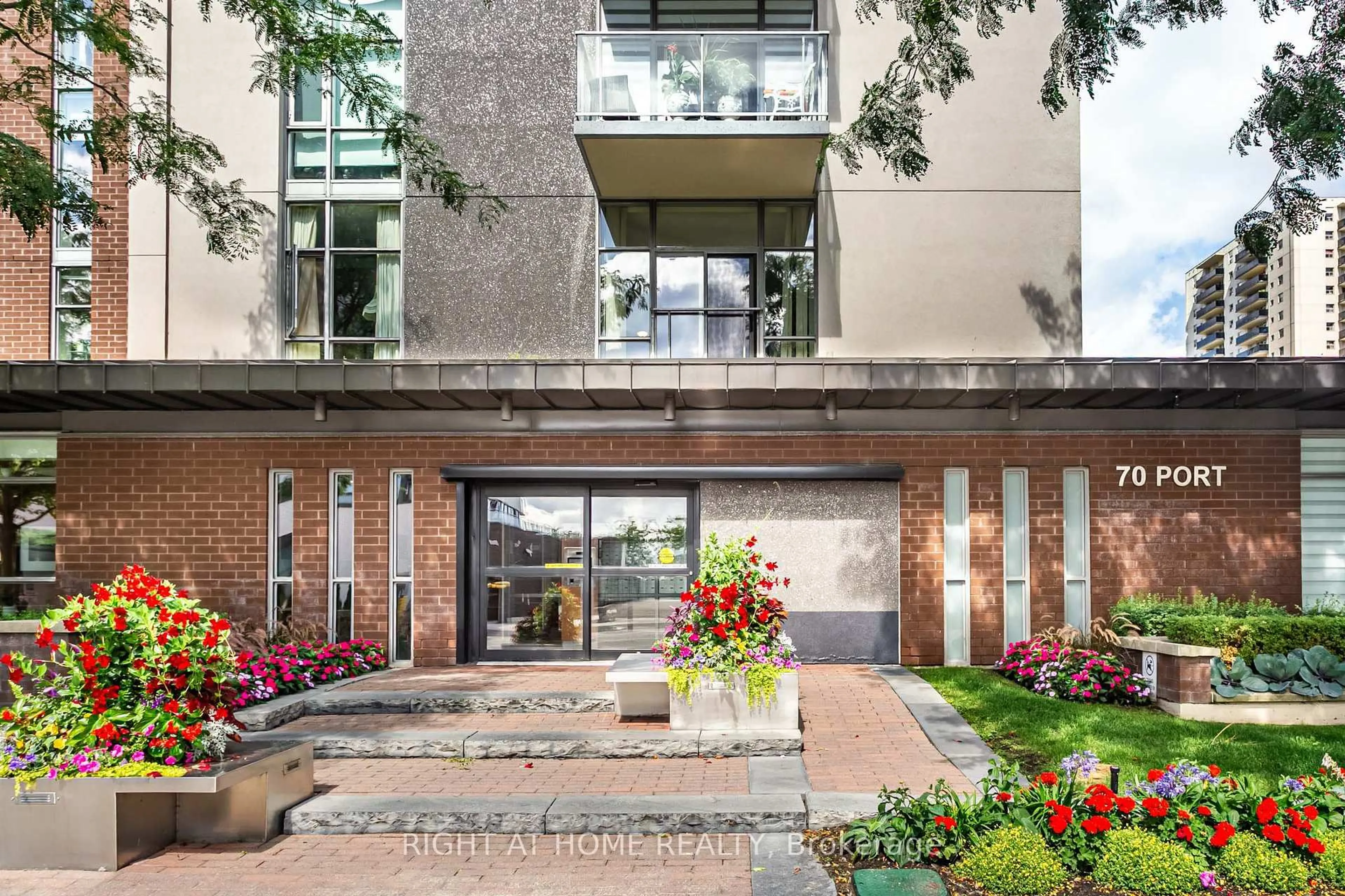 Indoor foyer for 70 Port St #405, Mississauga Ontario L5G 4V8