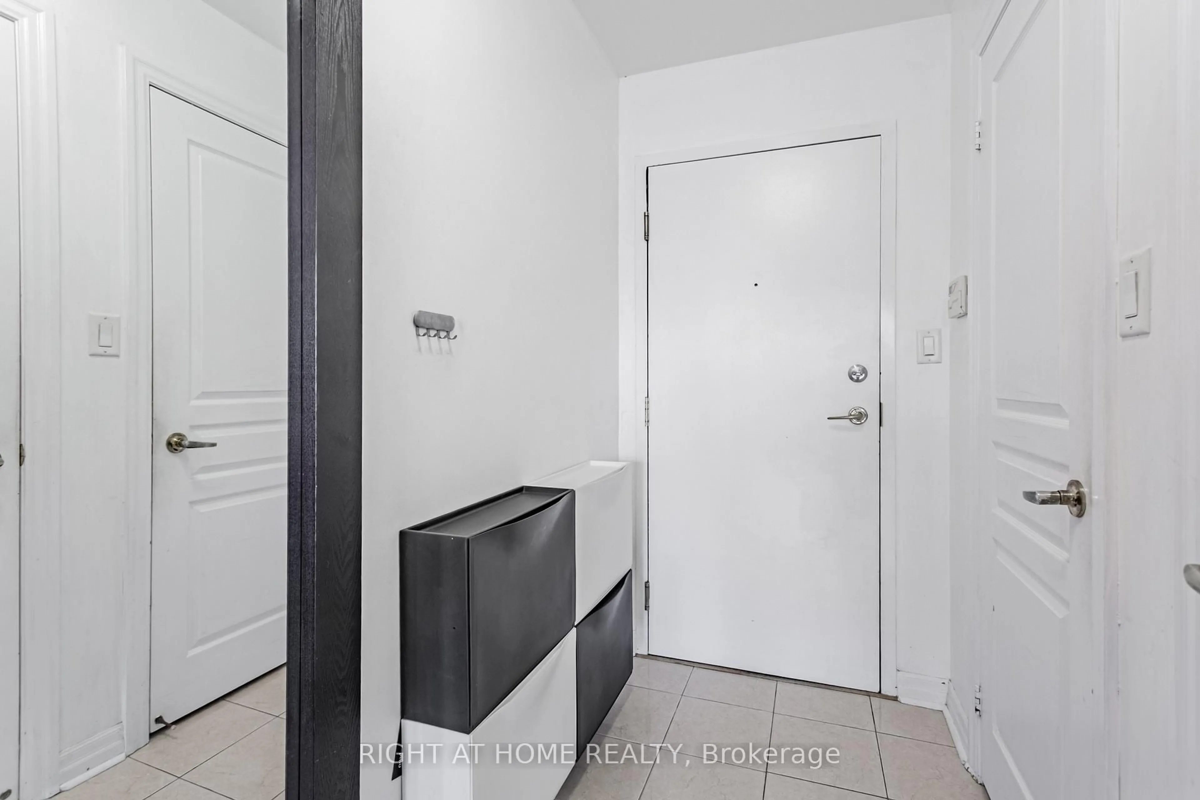 Indoor entryway for 70 Port St #405, Mississauga Ontario L5G 4V8