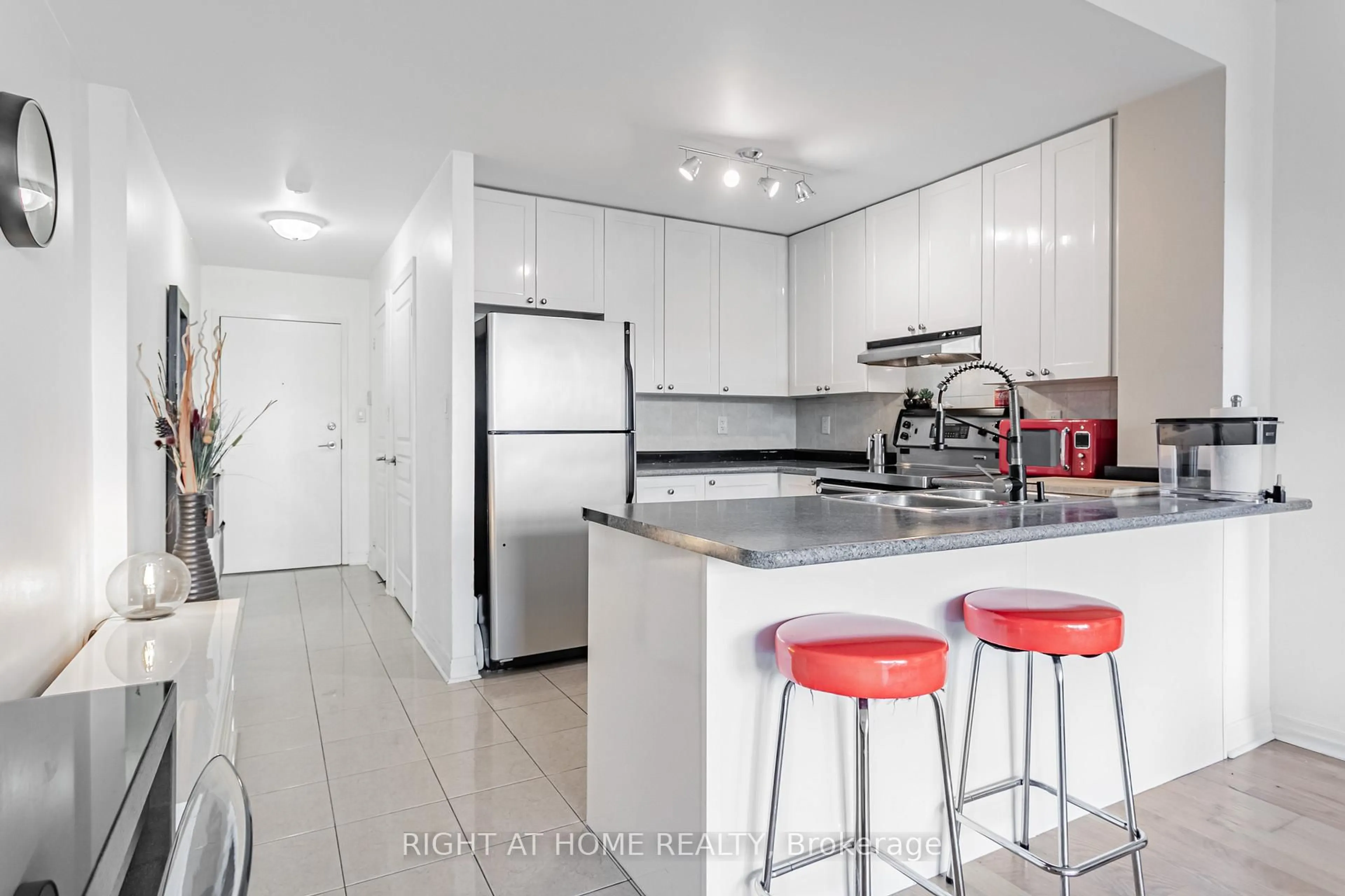 Unknown for 70 Port St #405, Mississauga Ontario L5G 4V8