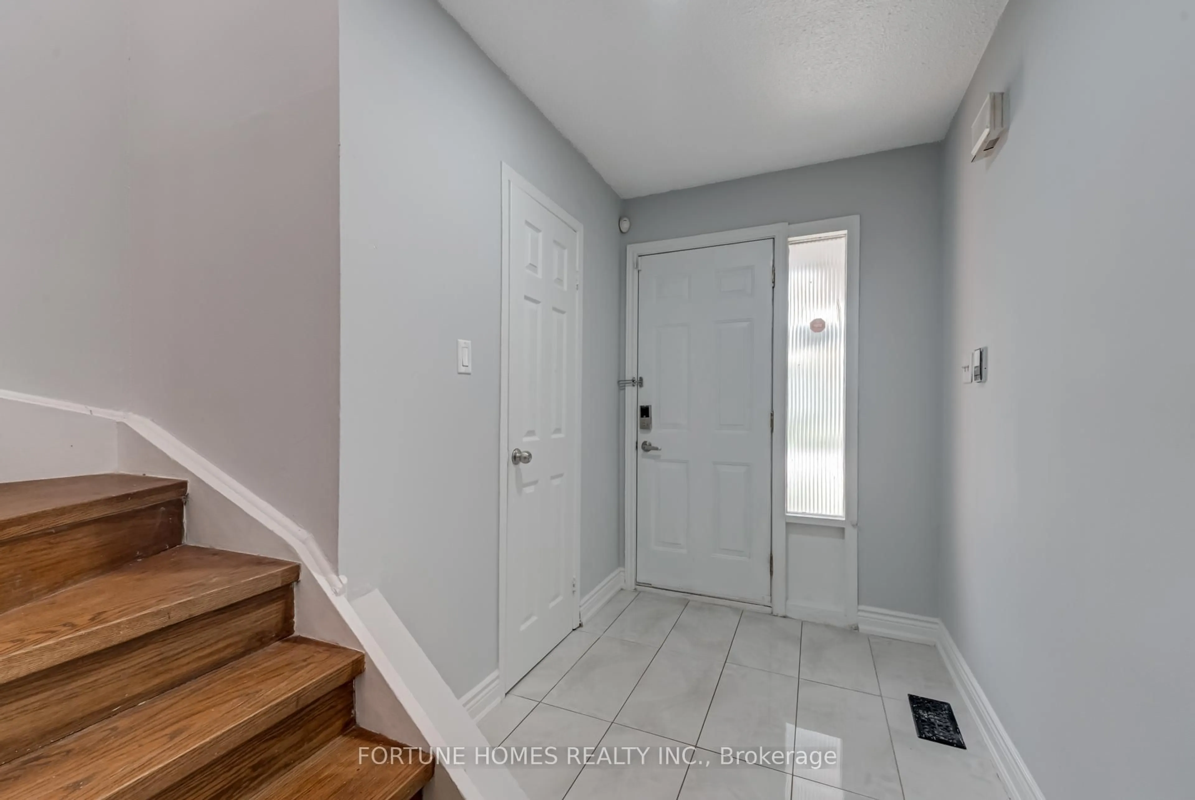 Indoor entryway for 59 Enmount Dr #59, Brampton Ontario L6T 4C9