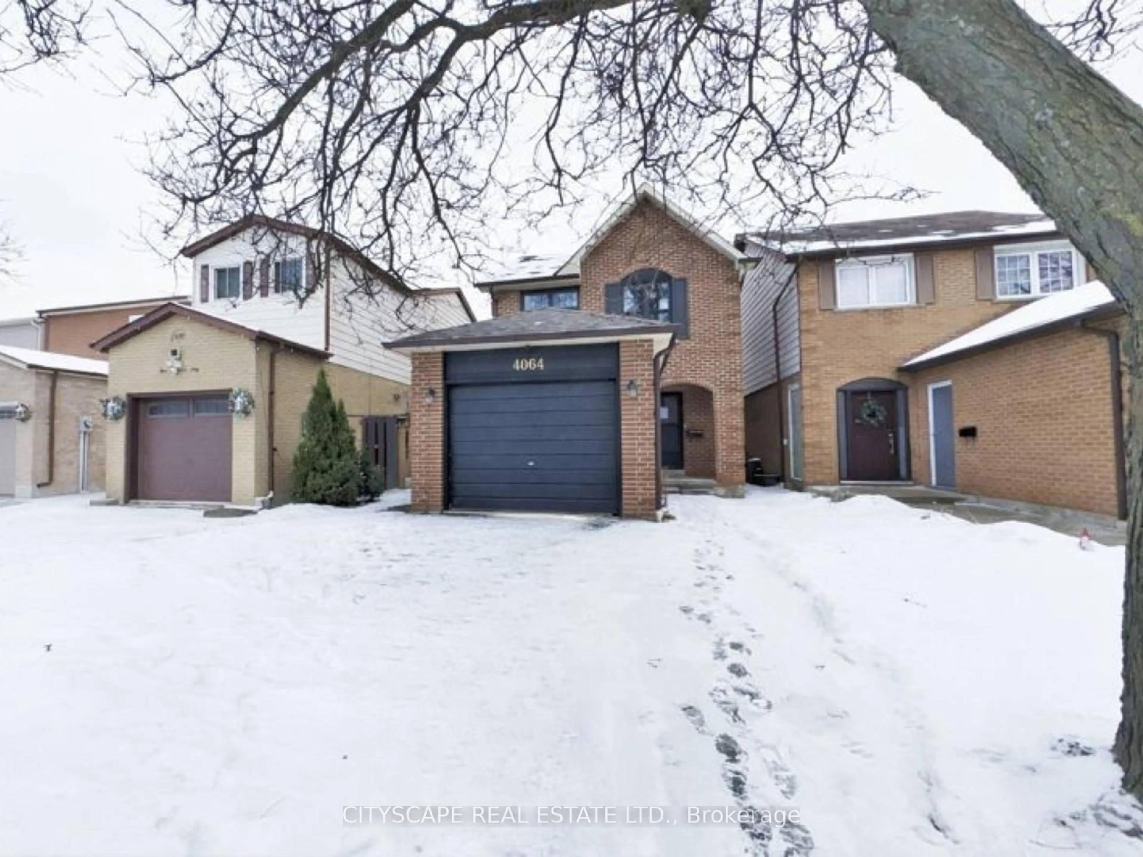 A pic from outside/outdoor area/front of a property/back of a property/a pic from drone, street for 4064 Teakwood Dr, Mississauga Ontario L5C 3L5