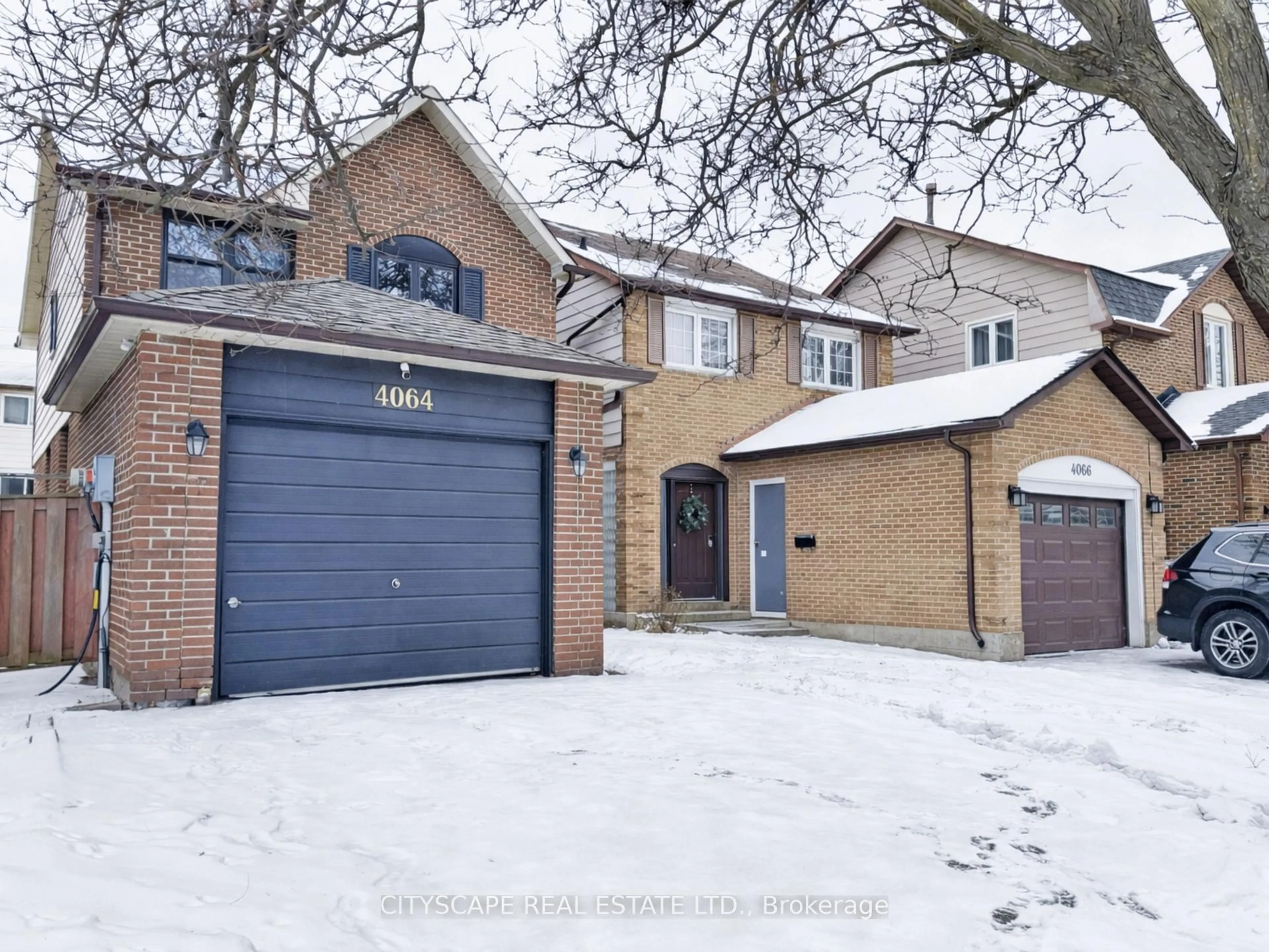 A pic from outside/outdoor area/front of a property/back of a property/a pic from drone, street for 4064 Teakwood Dr, Mississauga Ontario L5C 3L5