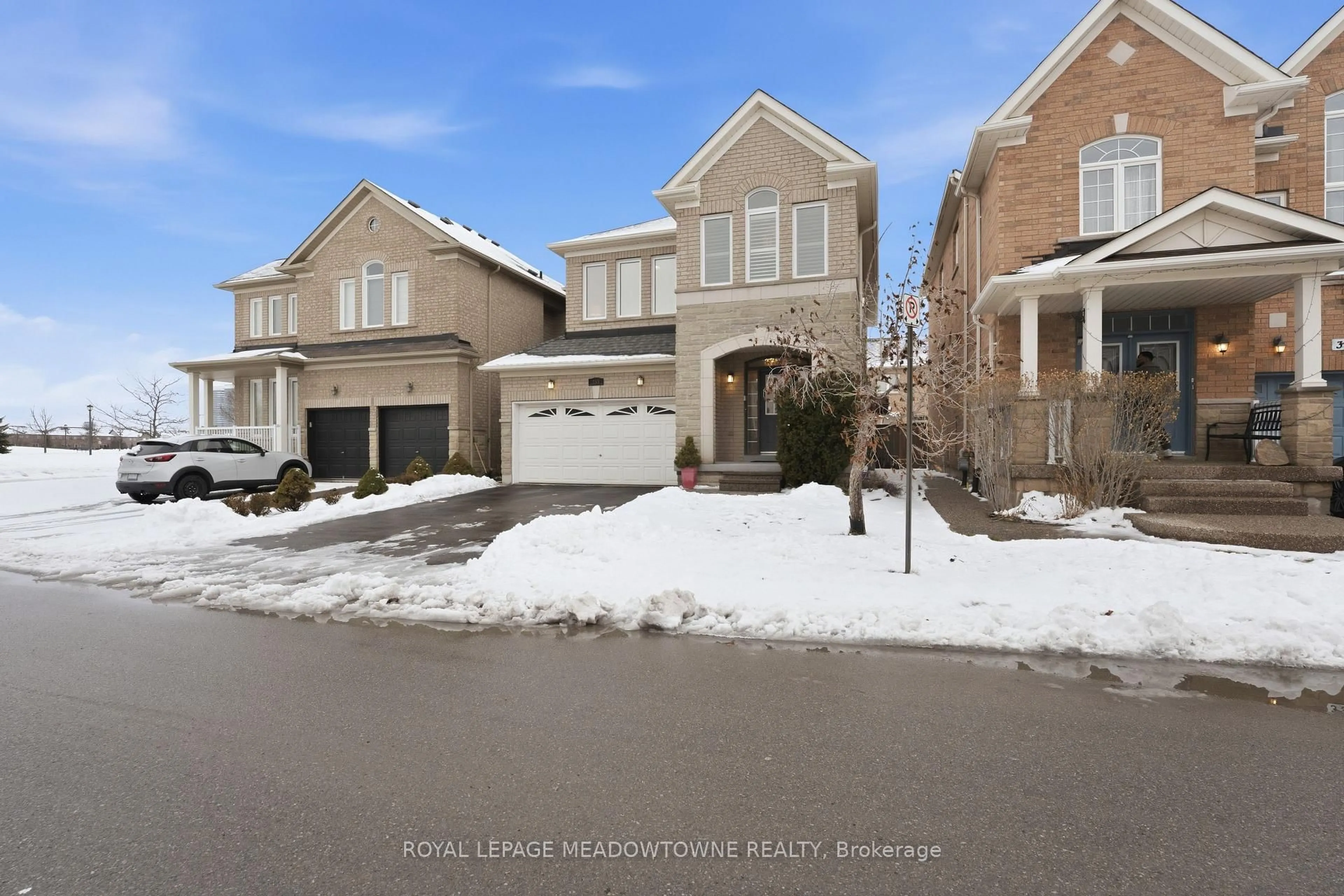 A pic from outside/outdoor area/front of a property/back of a property/a pic from drone, street for 355 Greenlees Circ, Milton Ontario L9T 0X2