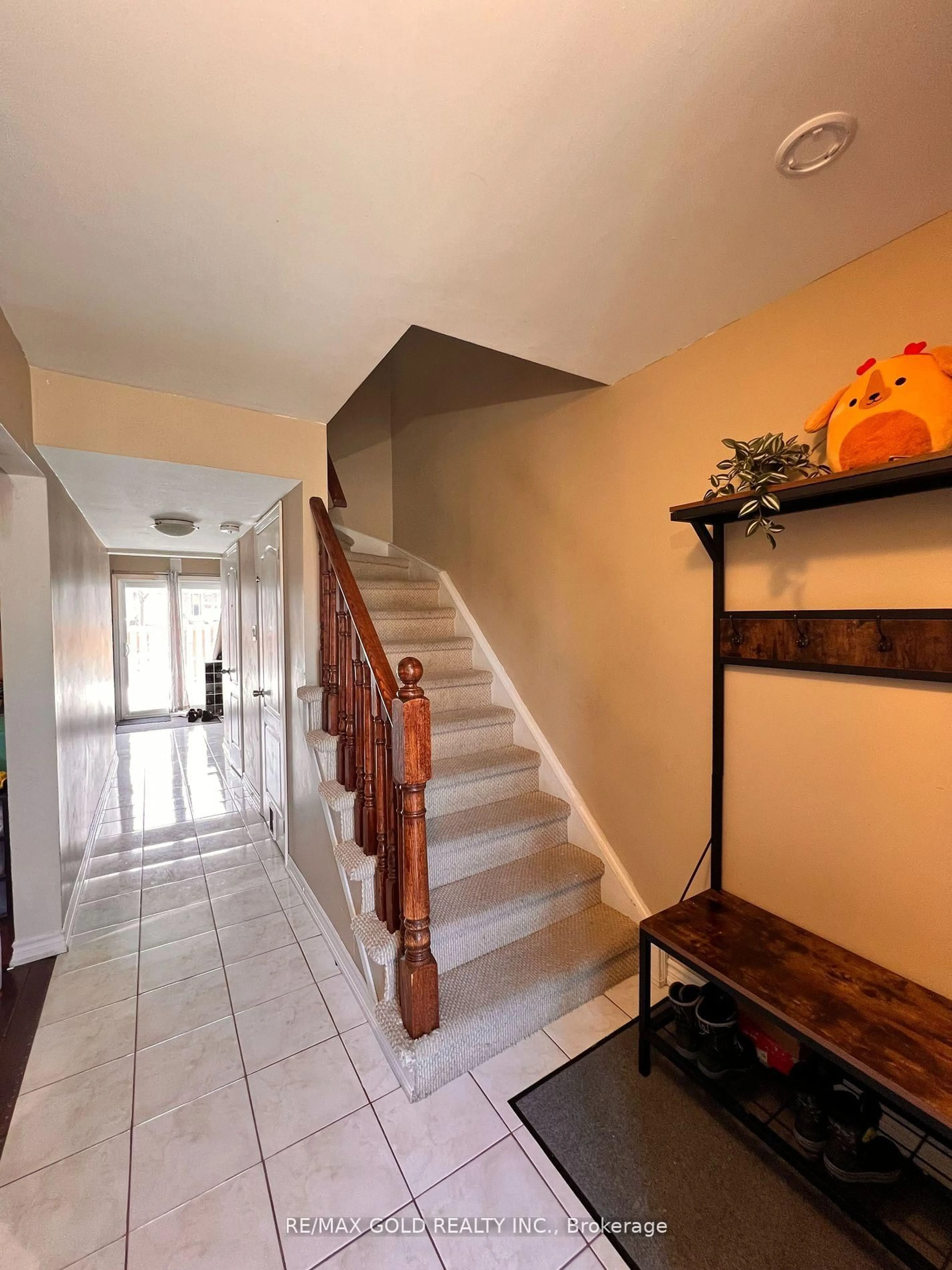 Indoor entryway for 1020 Central Park Dr #5, Brampton Ontario L6S 3J5