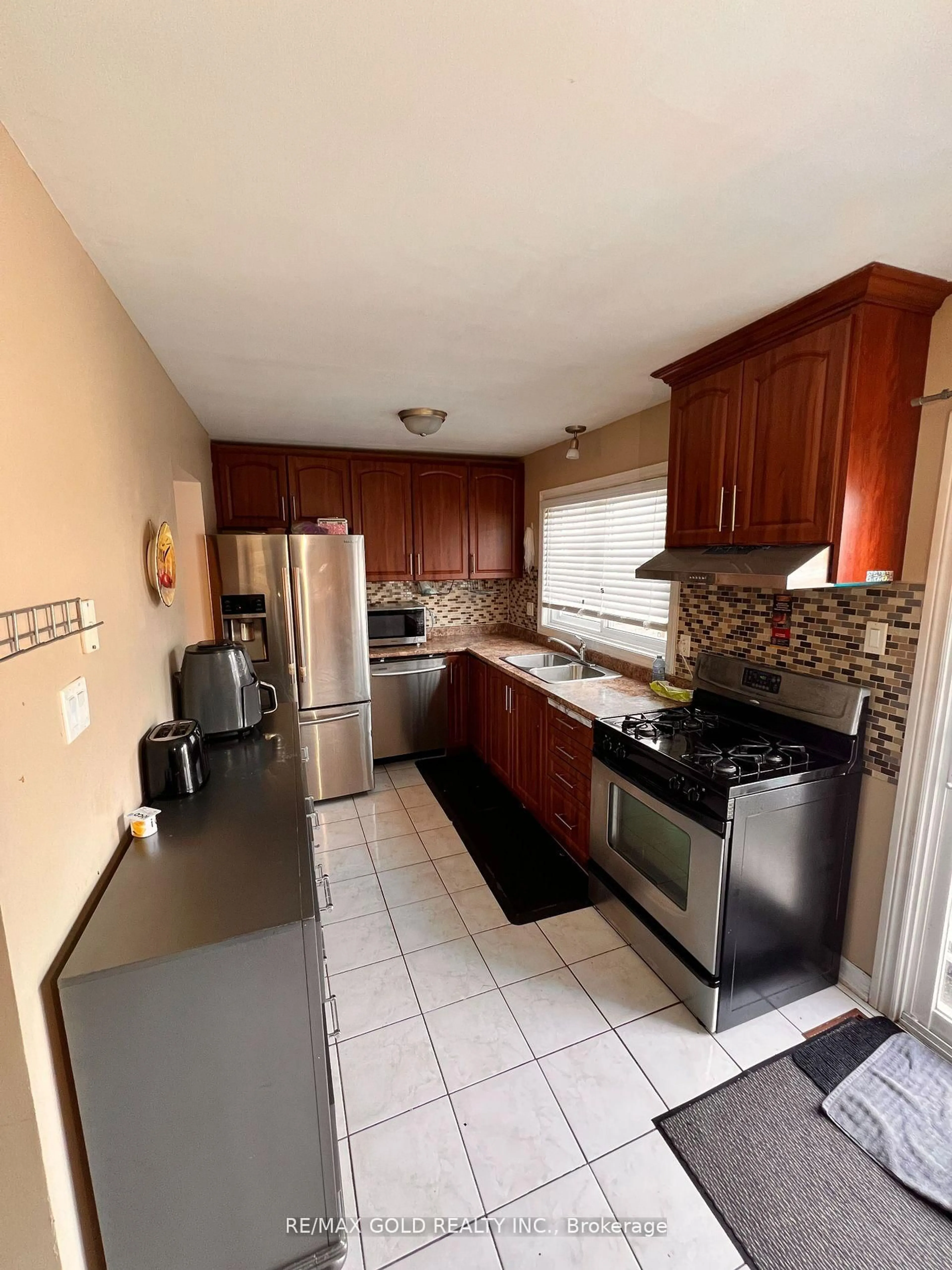 Standard kitchen, ceramic/tile floor for 1020 Central Park Dr #5, Brampton Ontario L6S 3J5