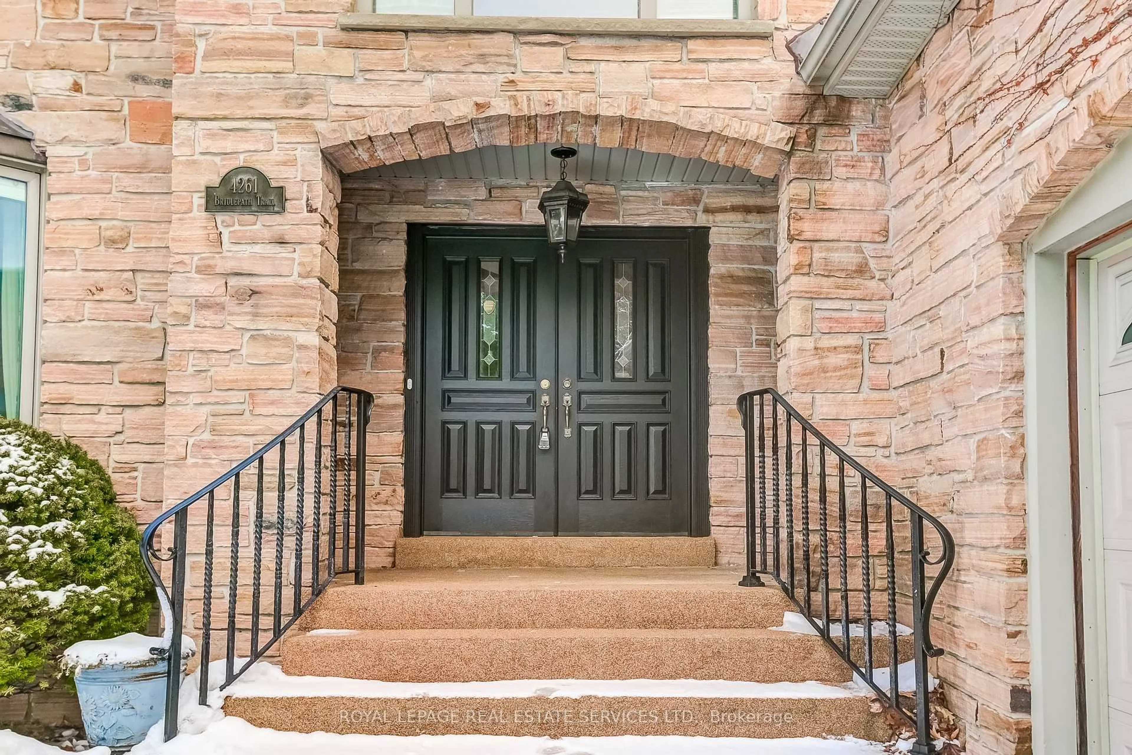 Indoor entryway for 4261 Bridlepath Tr, Mississauga Ontario L5L 3K3