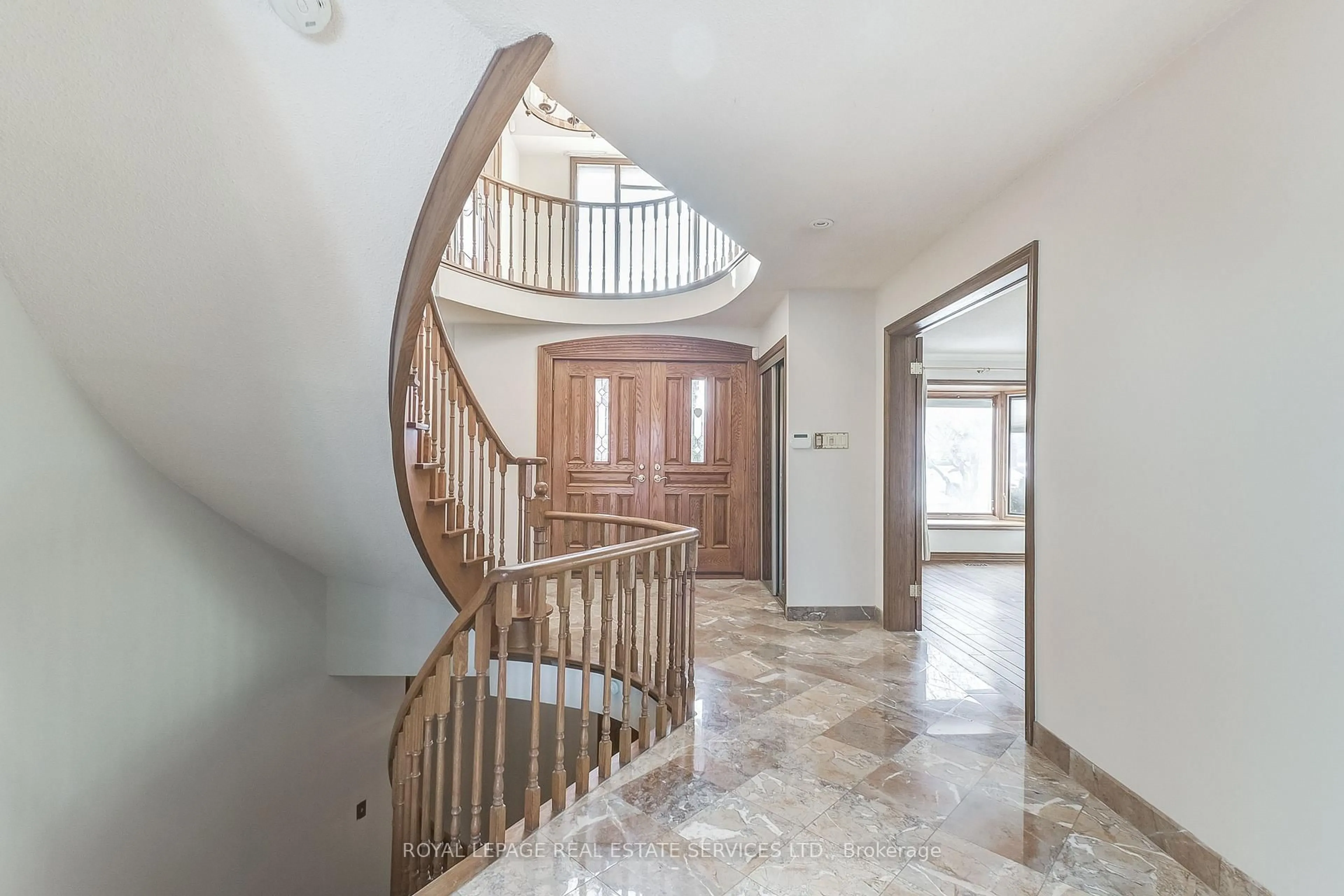 Indoor foyer for 4261 Bridlepath Tr, Mississauga Ontario L5L 3K3