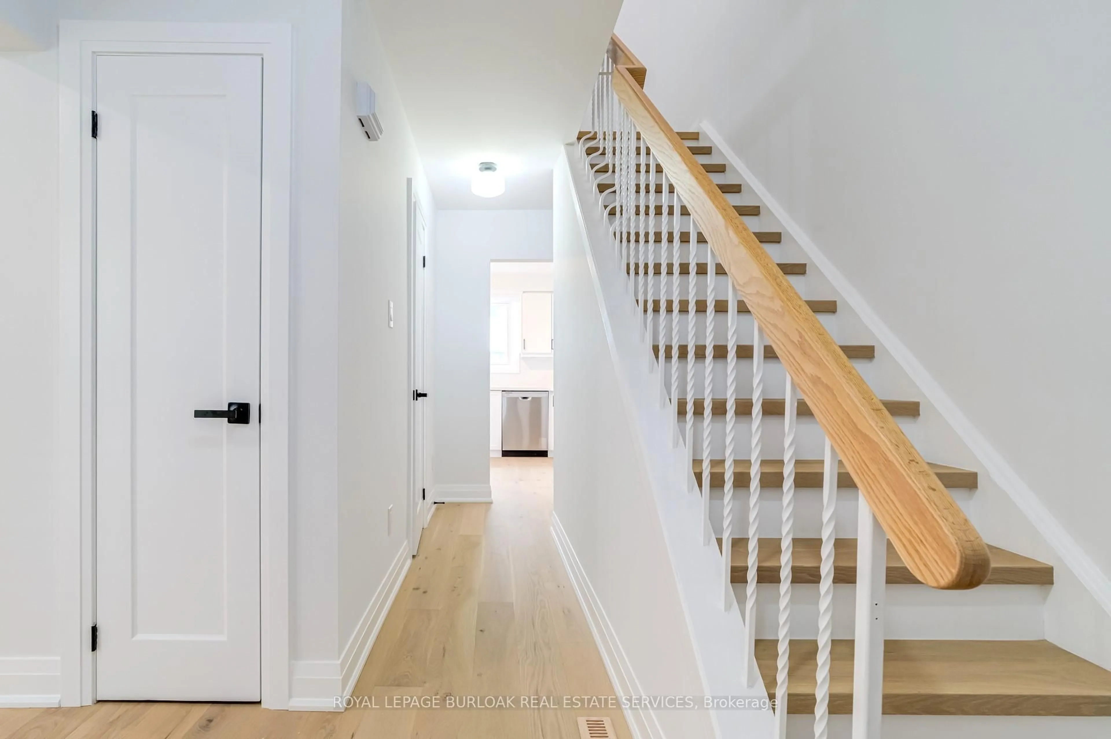 Indoor entryway for 5475 Lakeshore Rd #4, Burlington Ontario L7L 1E1