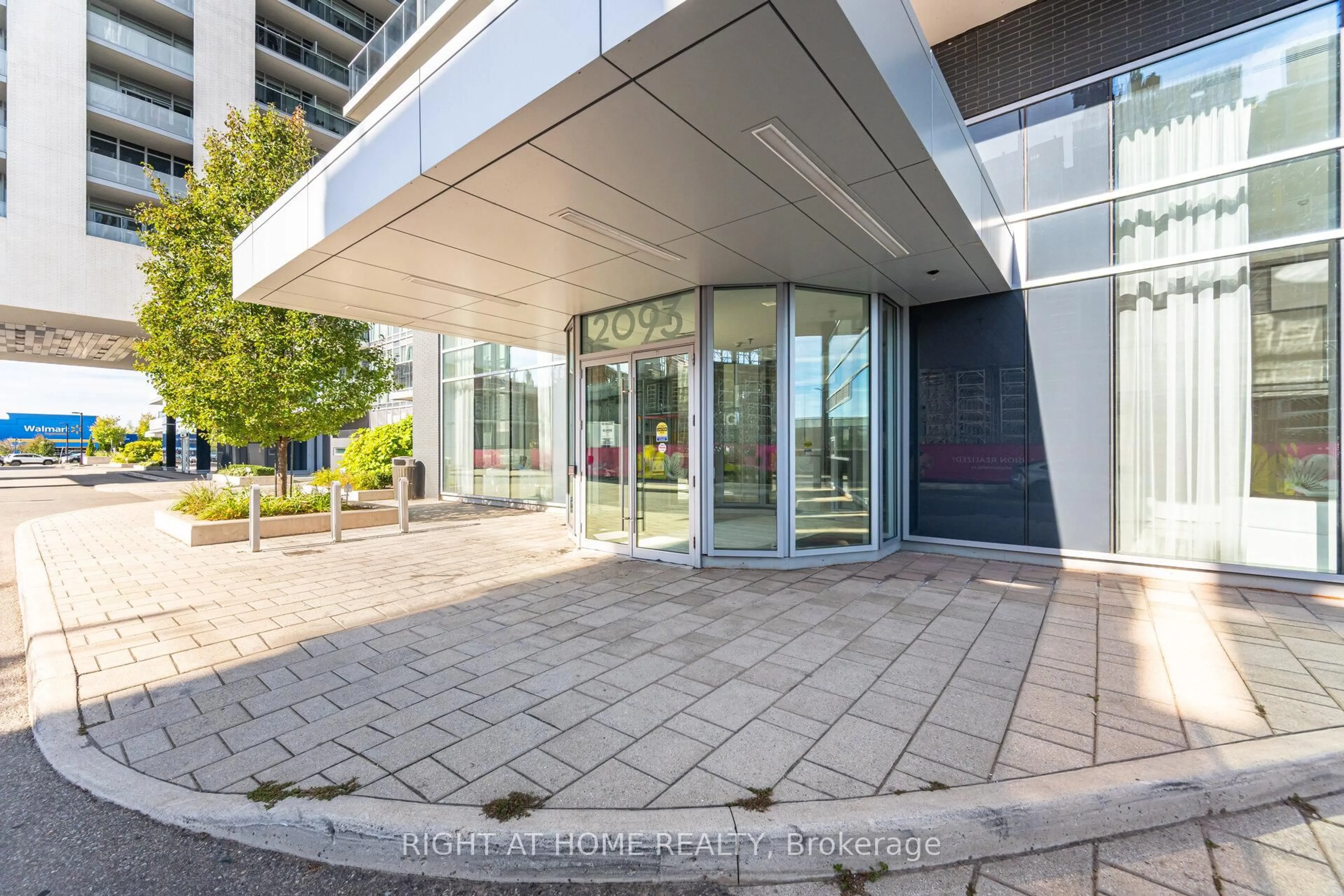 Indoor foyer for 2093 Fairview St #1003, Burlington Ontario L7R 0E6