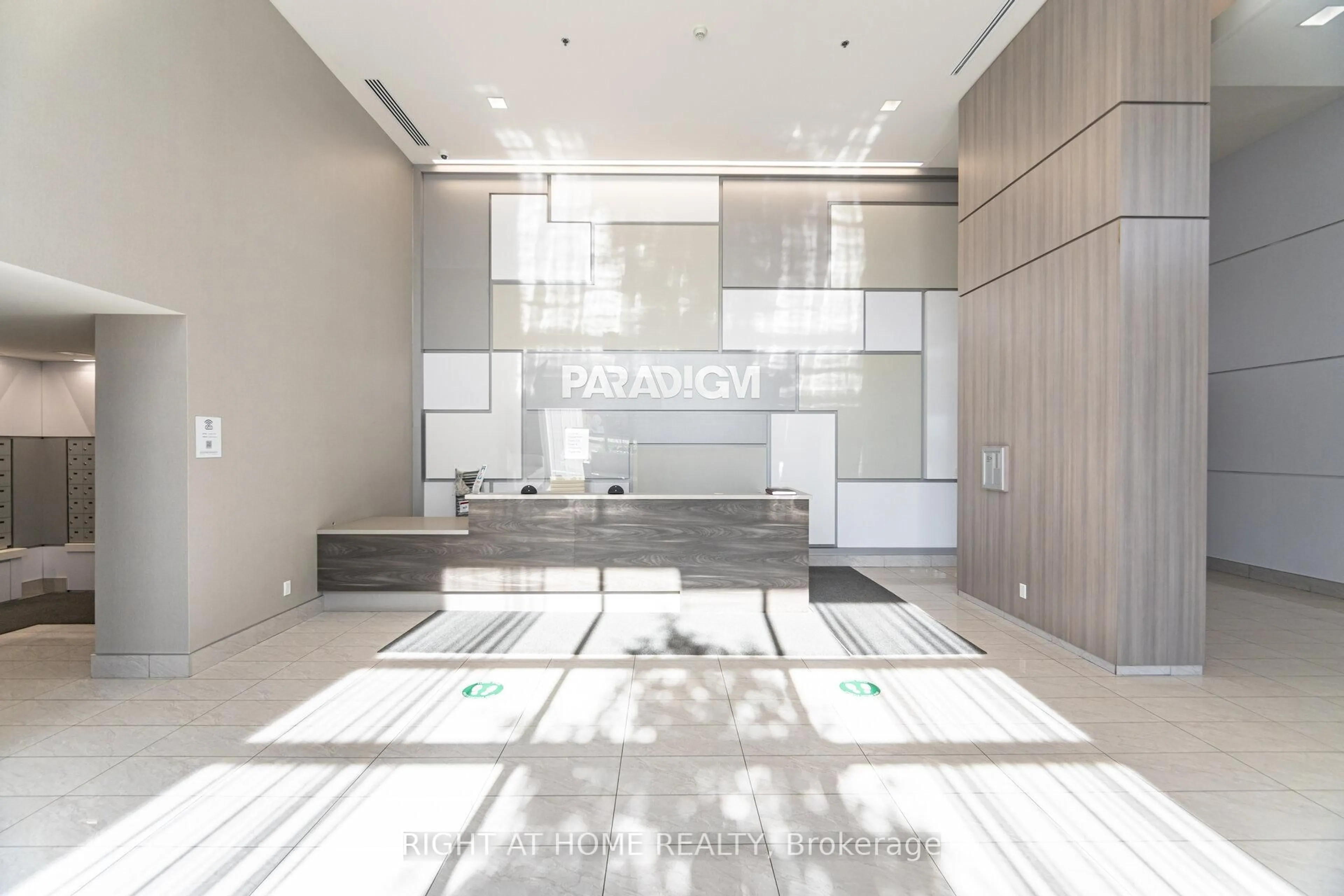 Indoor foyer for 2093 Fairview St #1003, Burlington Ontario L7R 0E6