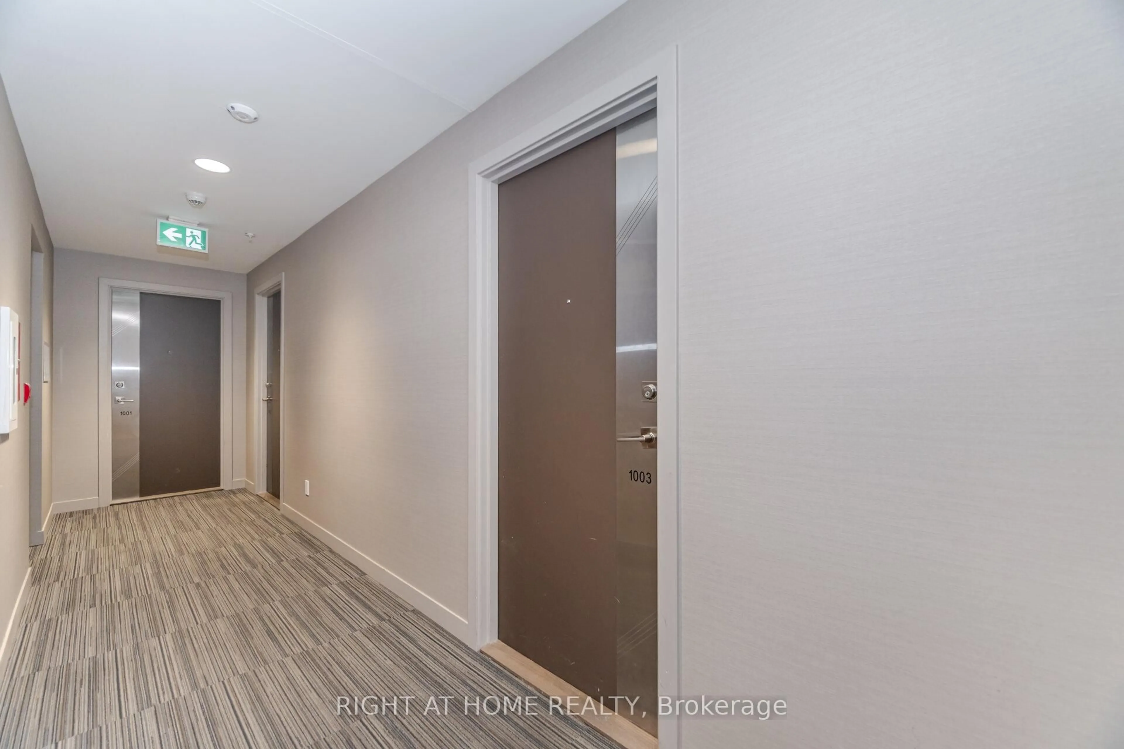 Indoor foyer for 2093 Fairview St #1003, Burlington Ontario L7R 0E6