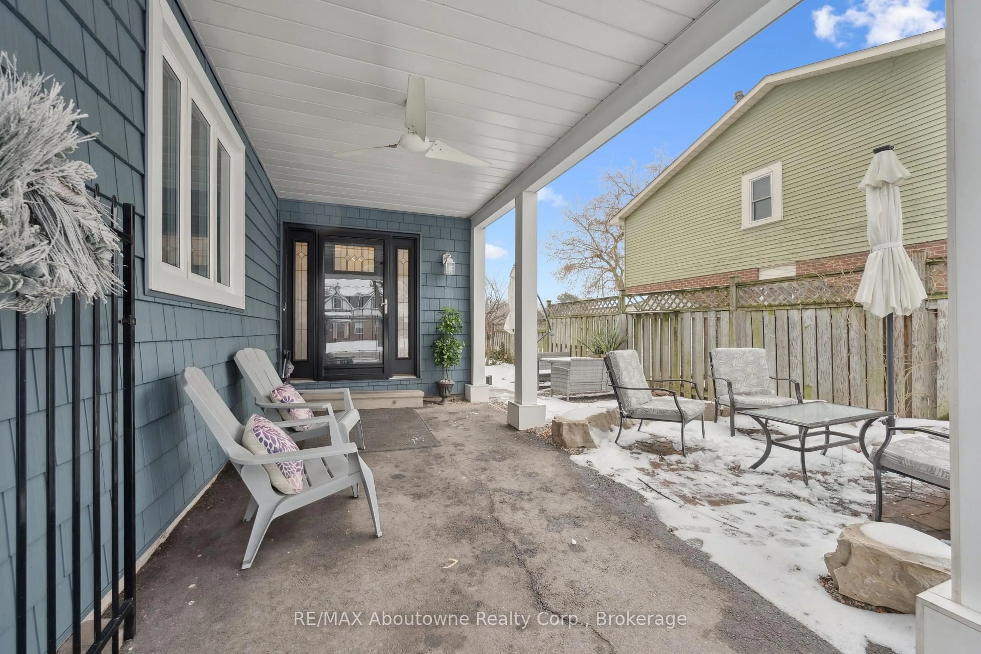 Patio, street for 637 Lomond Cres, Burlington Ontario L7L 2N8