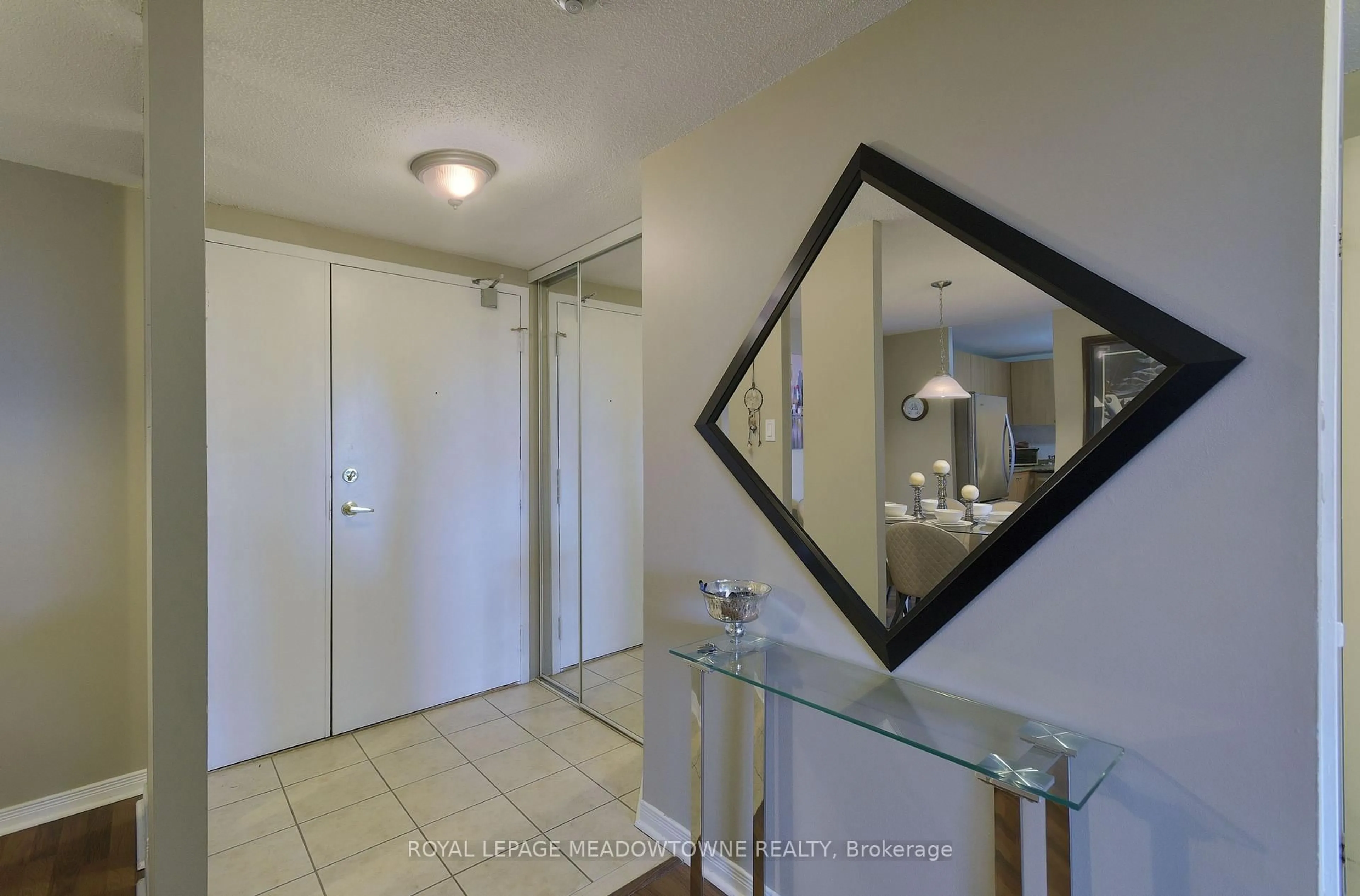 Indoor entryway for 6720 Glen Erin Dr #501, Mississauga Ontario L5N 3K8