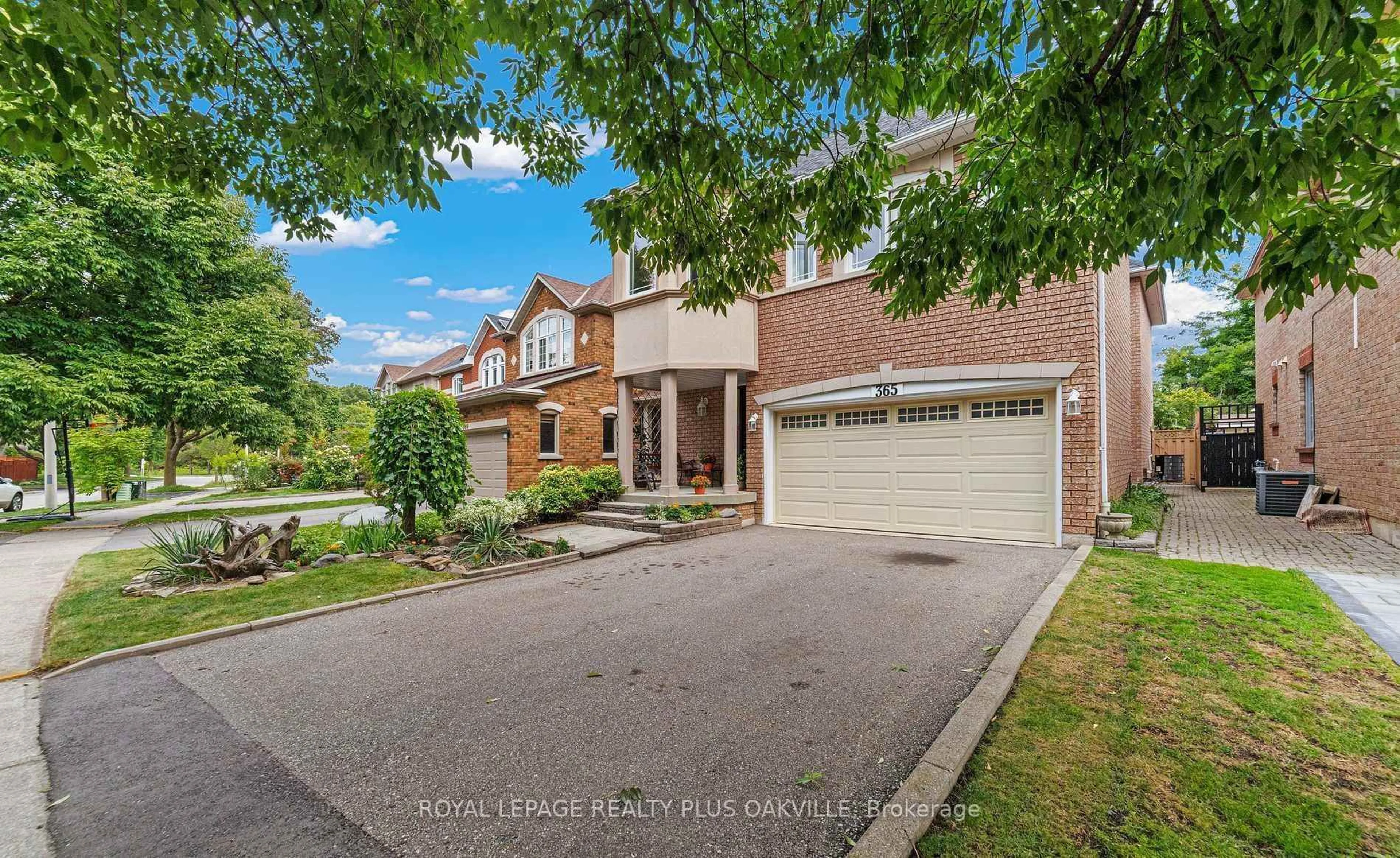 A pic from outside/outdoor area/front of a property/back of a property/a pic from drone, street for 365 Turnberry Cres, Mississauga Ontario L4Z 3W3