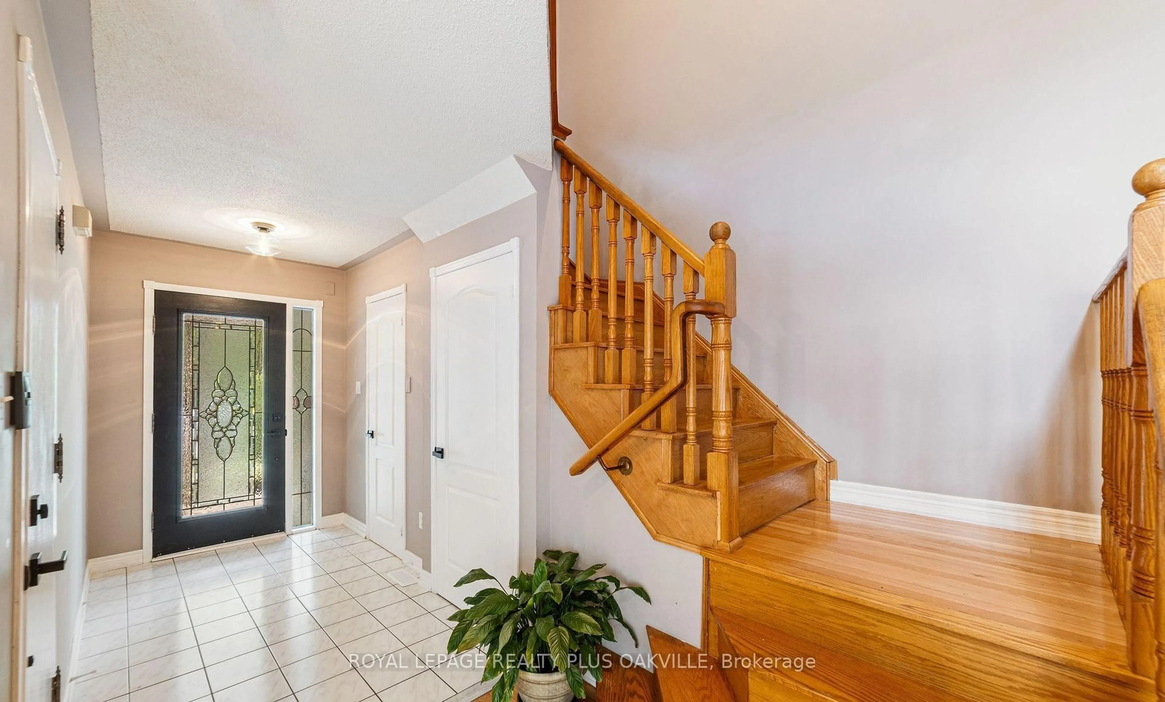 Indoor entryway for 365 Turnberry Cres, Mississauga Ontario L4Z 3W3