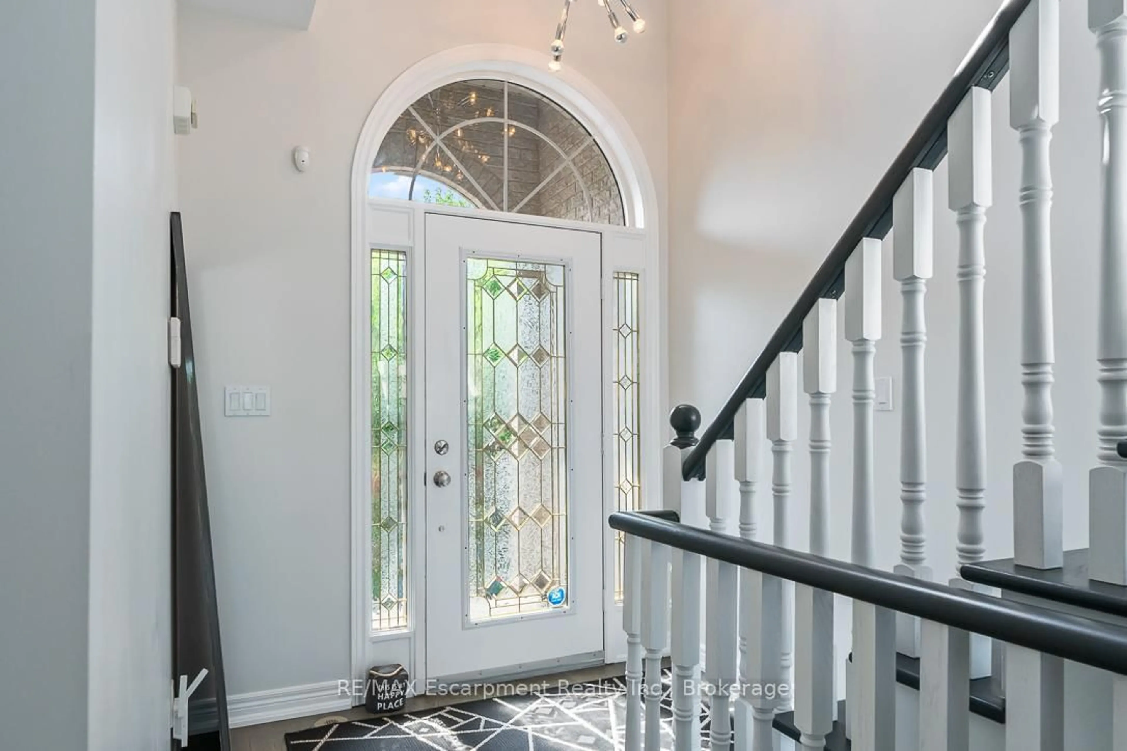 Indoor entryway for 2357 Woodfield Rd, Oakville Ontario L6H 6Y6