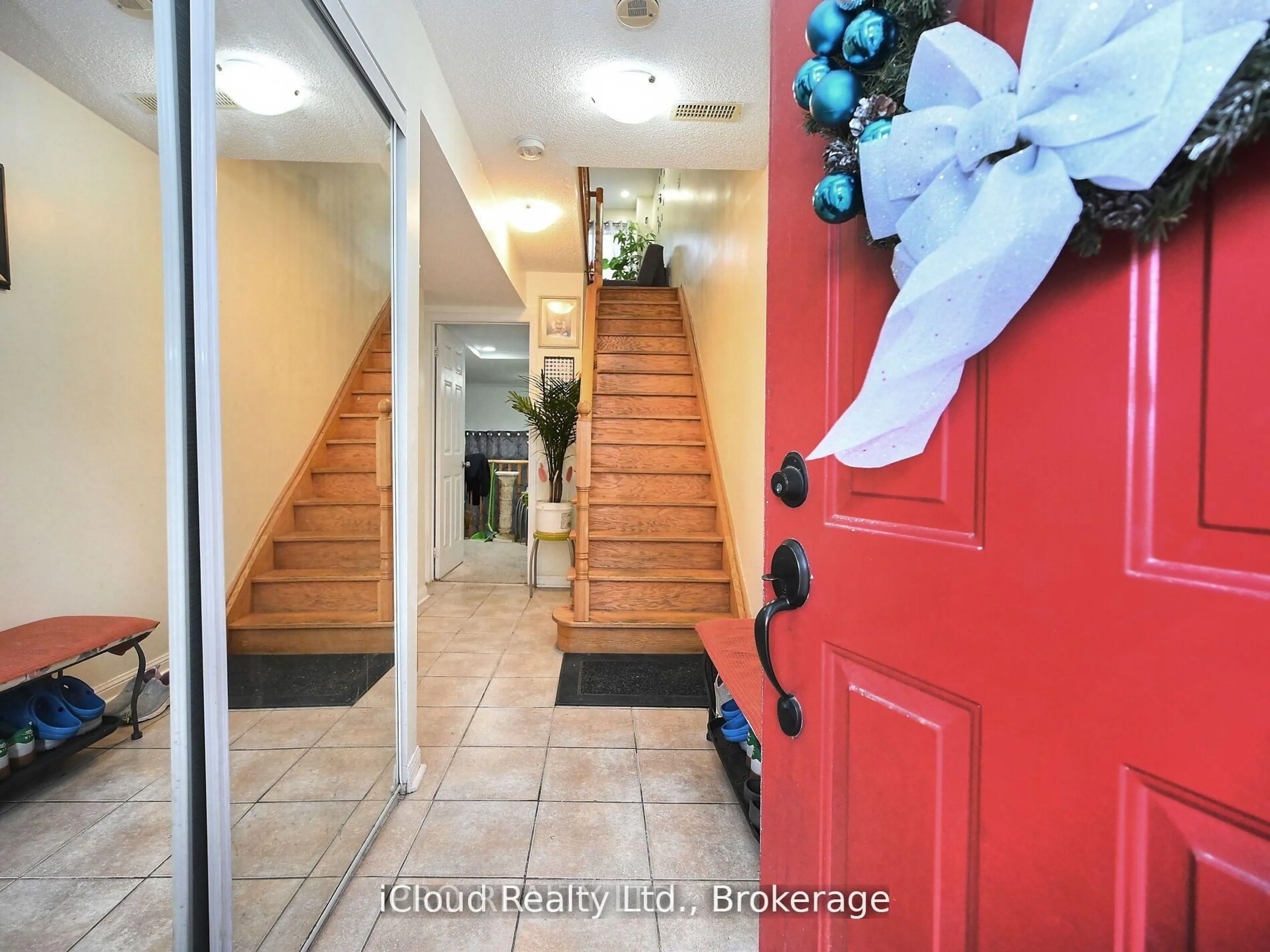 Indoor foyer for 80 Acorn Pl #166, Mississauga Ontario L4Z 4C7