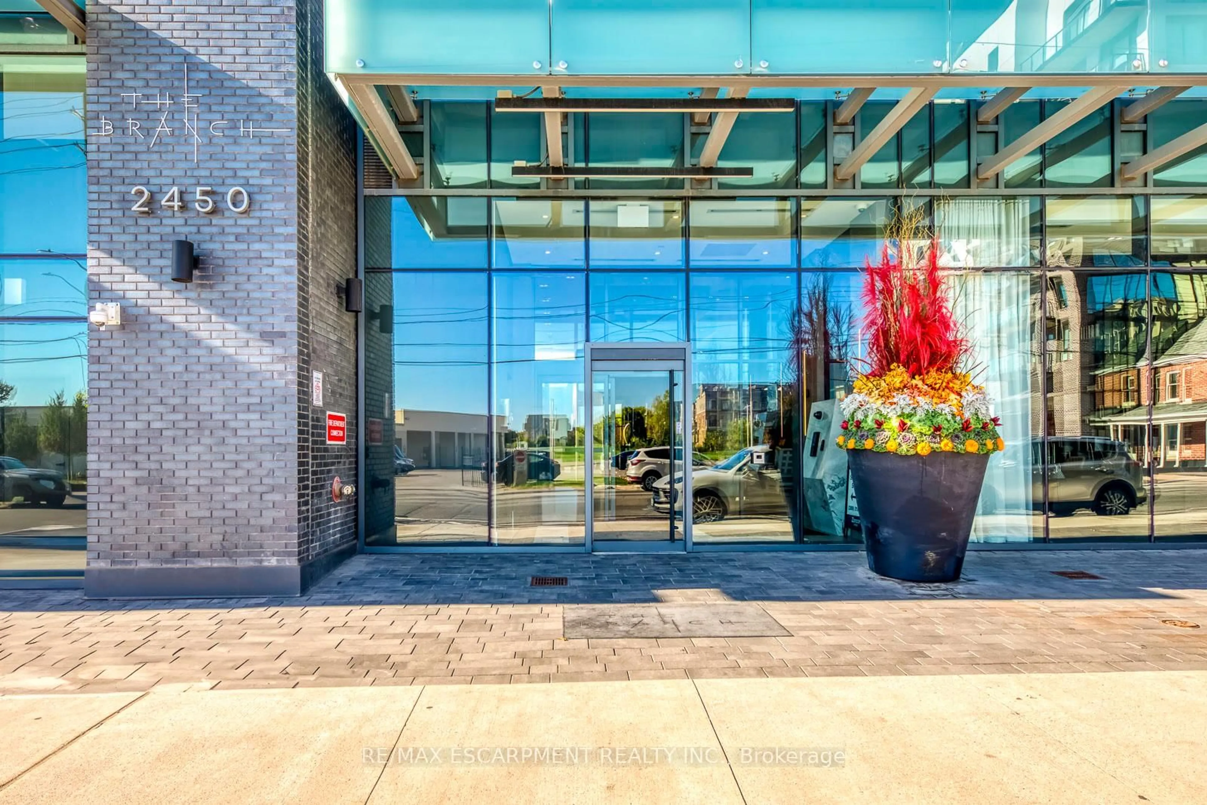 Indoor foyer for 2450 Old Bronte Rd #112, Oakville Ontario L6M 5P6