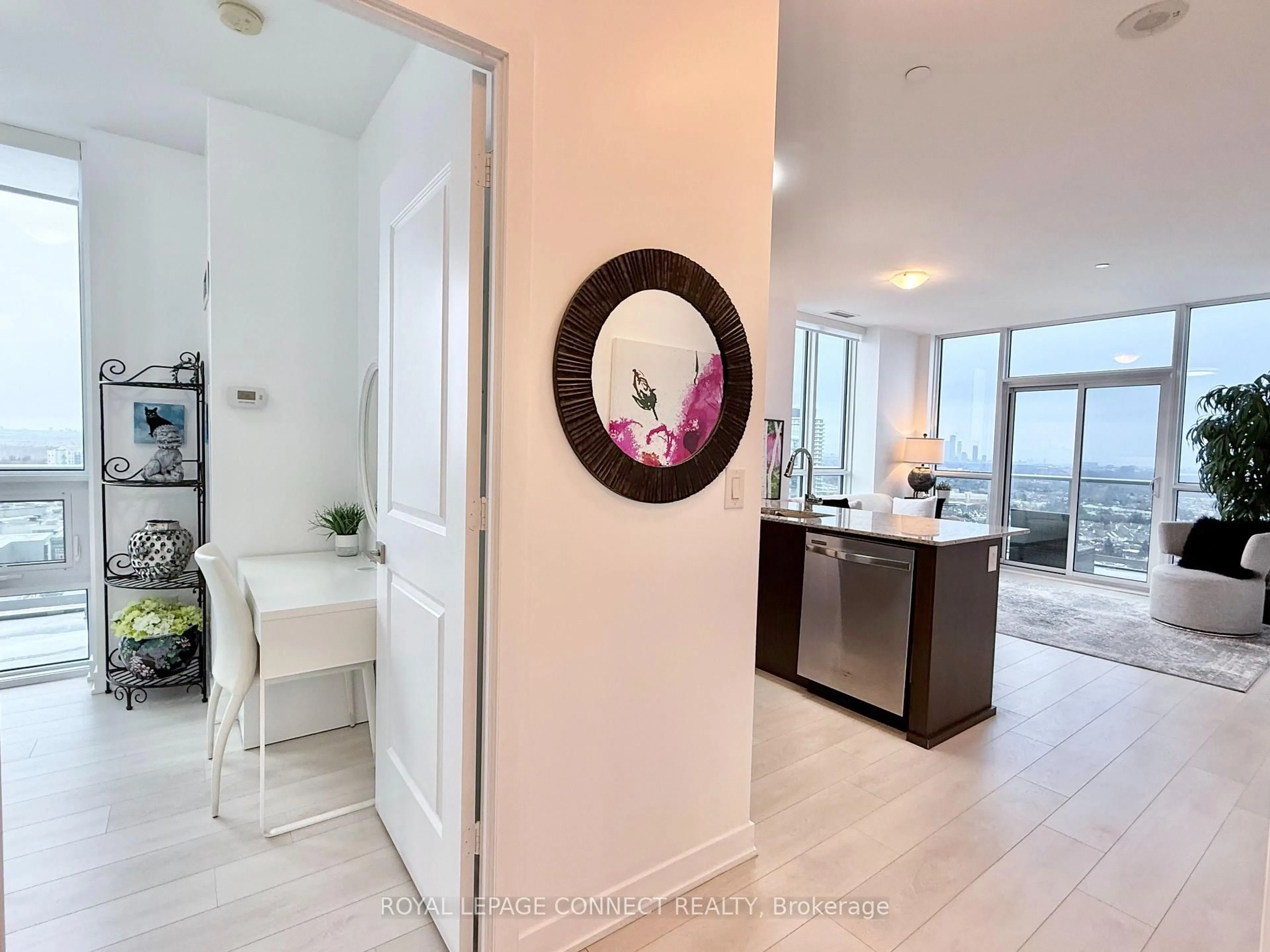 Indoor entryway for 4633 Glen Erin Dr #Ph04, Mississauga Ontario L5M 0Y6