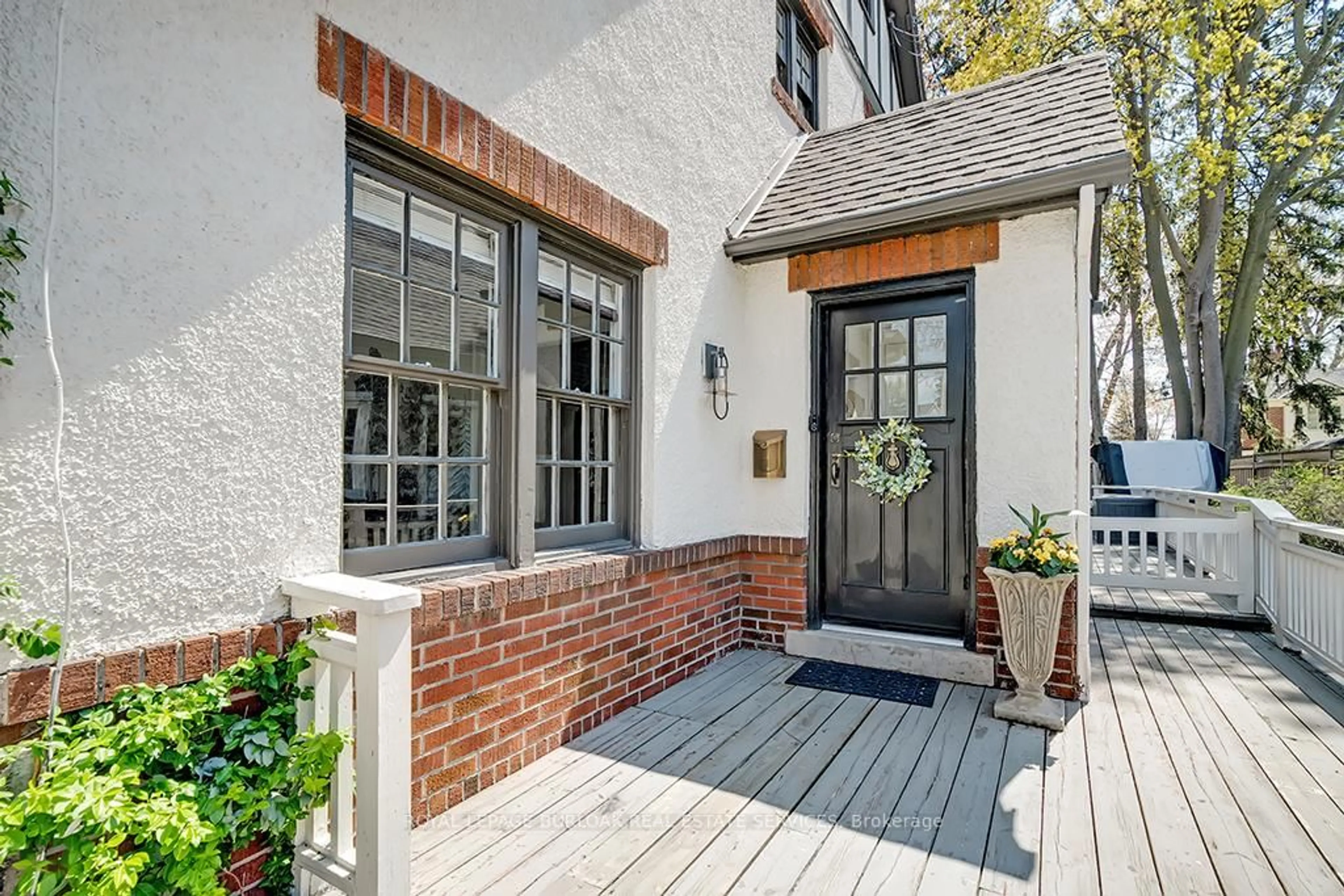 Home with brick exterior material, street for 1060 Mohawk Rd, Burlington Ontario L7T 3M6