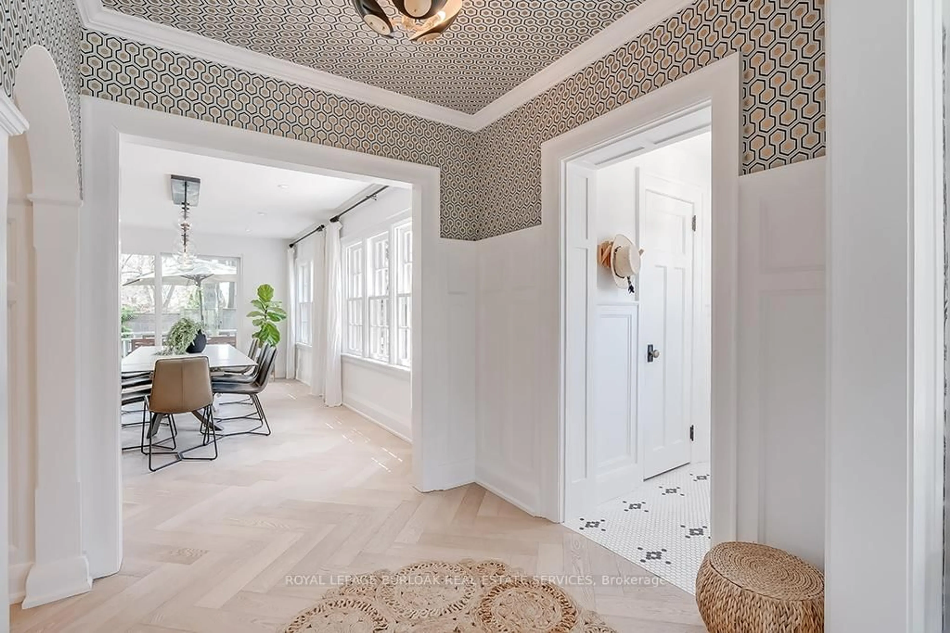 Indoor entryway for 1060 Mohawk Rd, Burlington Ontario L7T 3M6