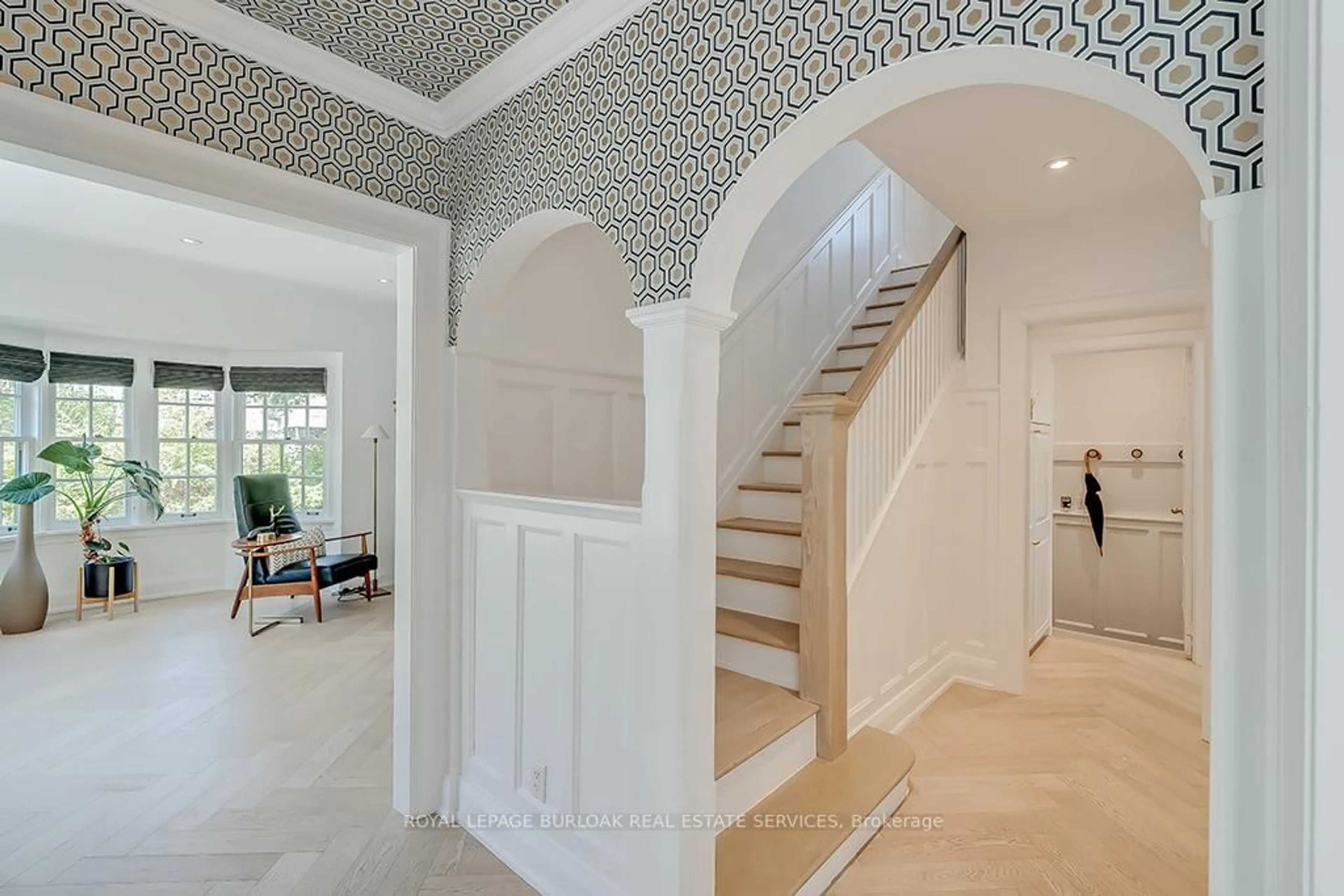 Indoor entryway for 1060 Mohawk Rd, Burlington Ontario L7T 3M6