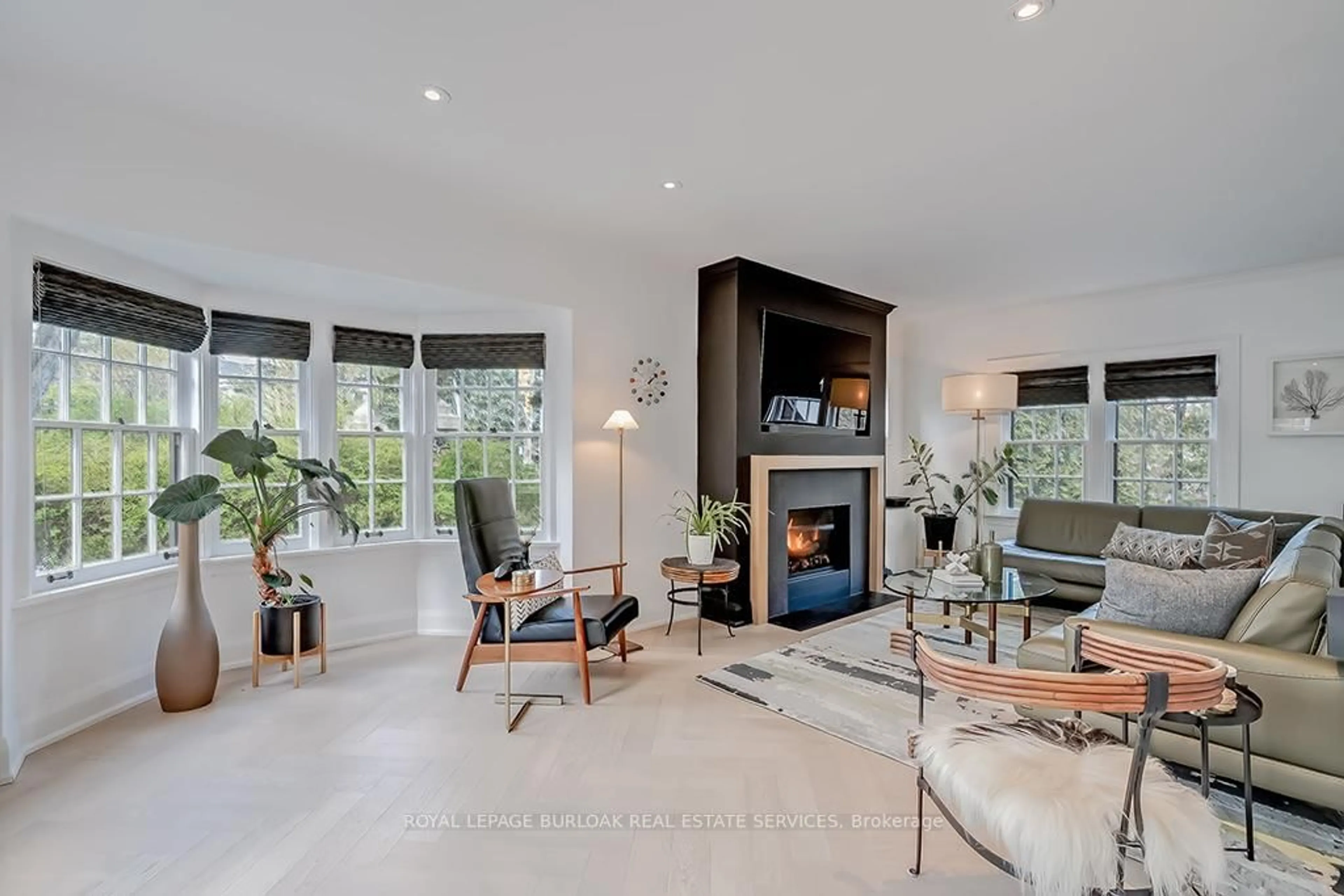 Living room with furniture, unknown for 1060 Mohawk Rd, Burlington Ontario L7T 3M6