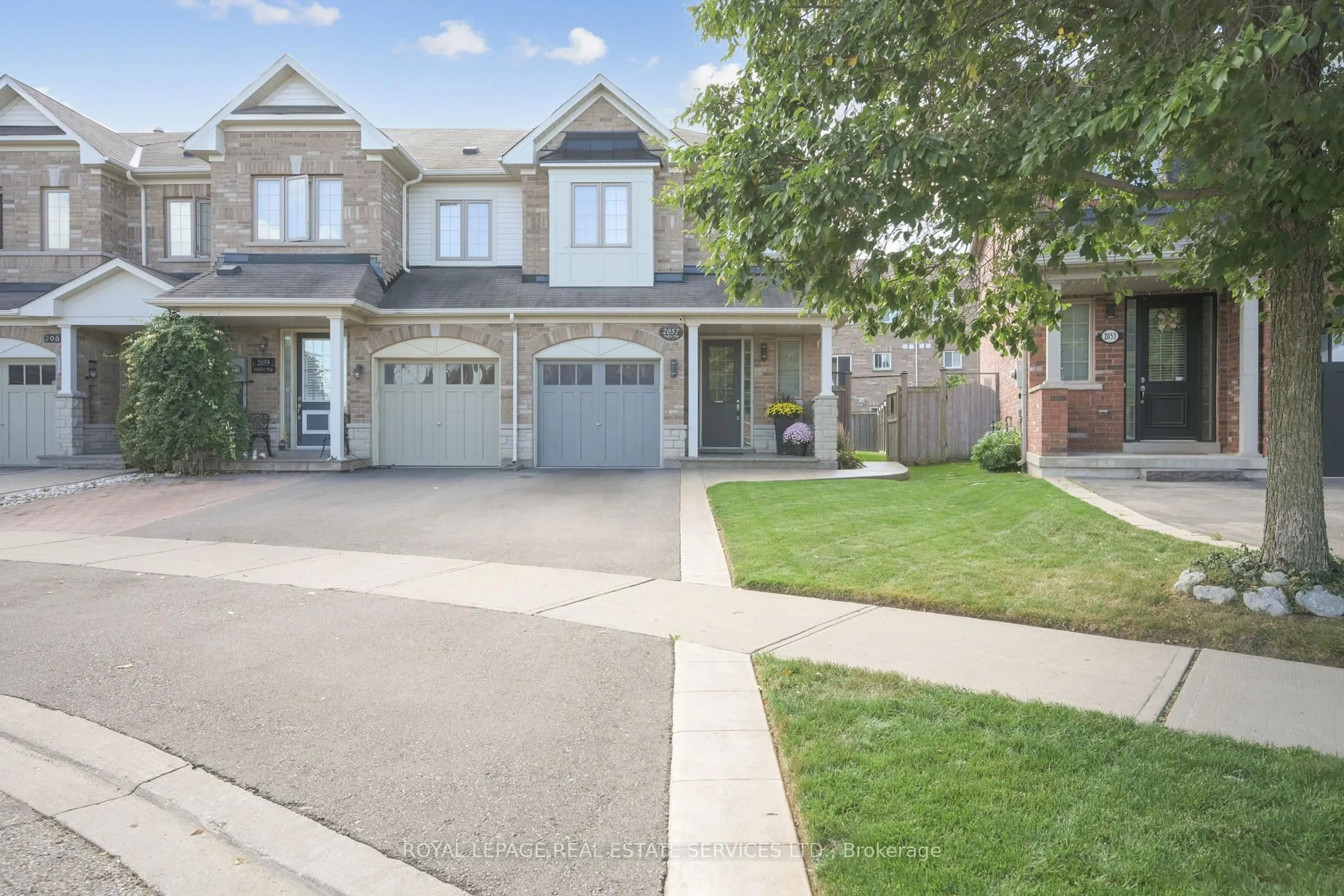 A pic from outside/outdoor area/front of a property/back of a property/a pic from drone, street for 2057 Fiddlers Way, Oakville Ontario L6M 0M4