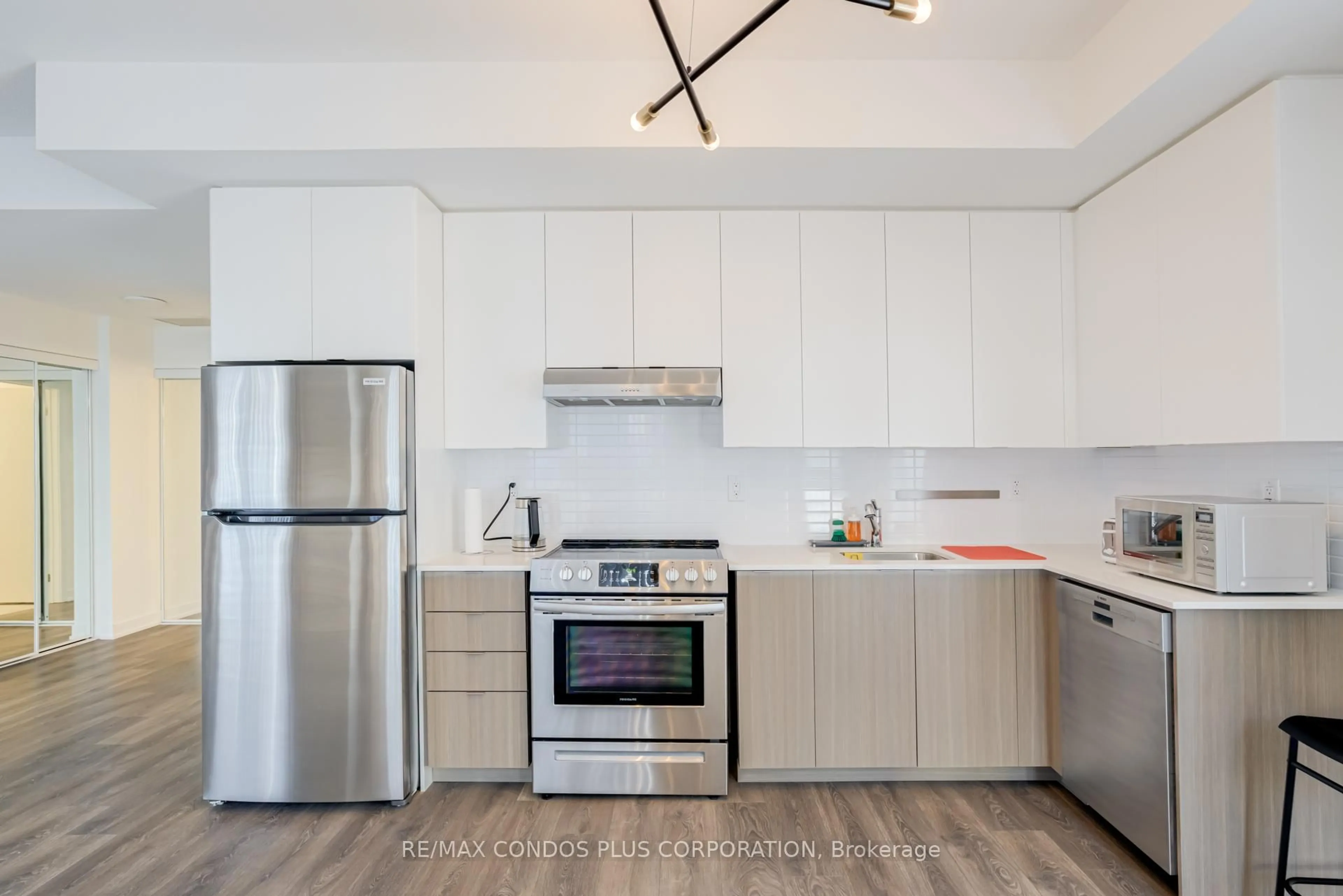 Standard kitchen, unknown for 100 Canon Jackson Dr #201, Toronto Ontario M6M 0C1