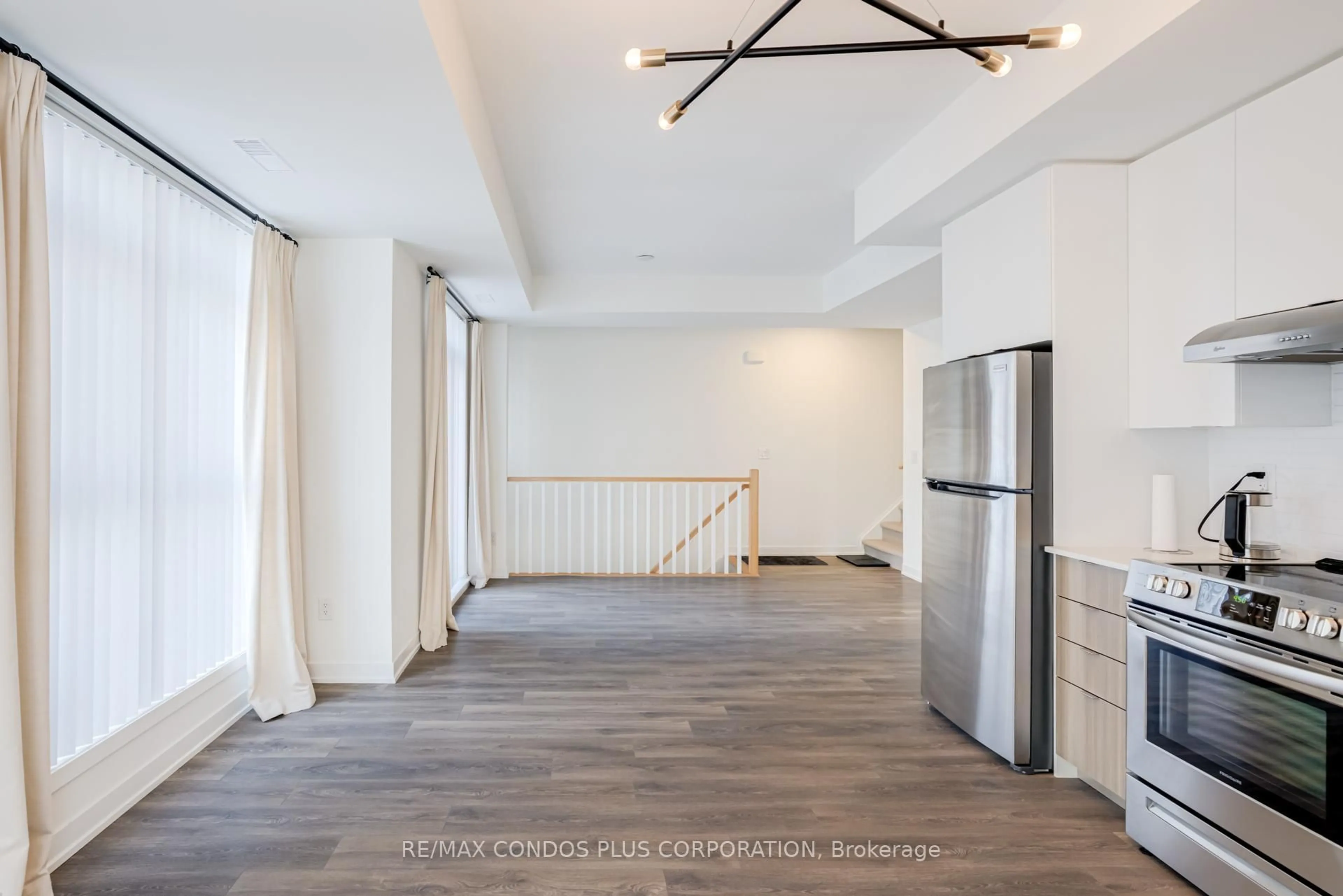 Unknown for 100 Canon Jackson Dr #201, Toronto Ontario M6M 0C1