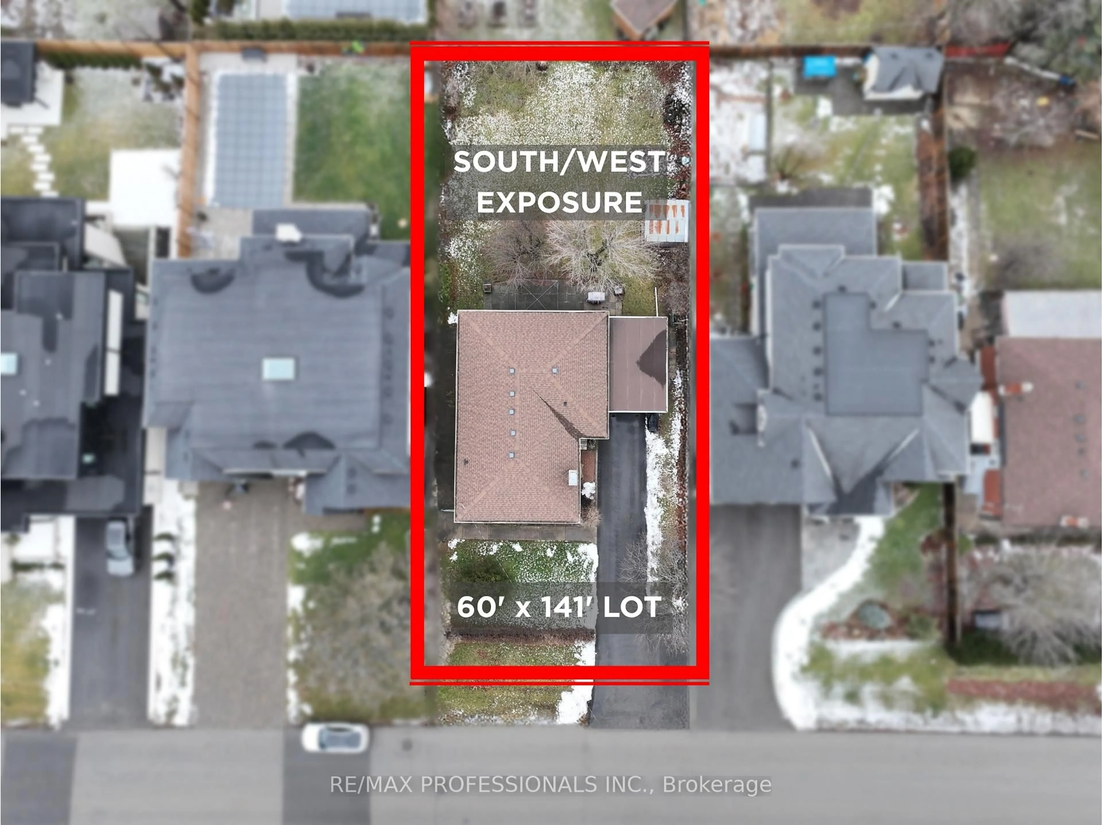 A pic from outside/outdoor area/front of a property/back of a property/a pic from drone, street for 294 Southview Rd, Oakville Ontario L6K 2P5