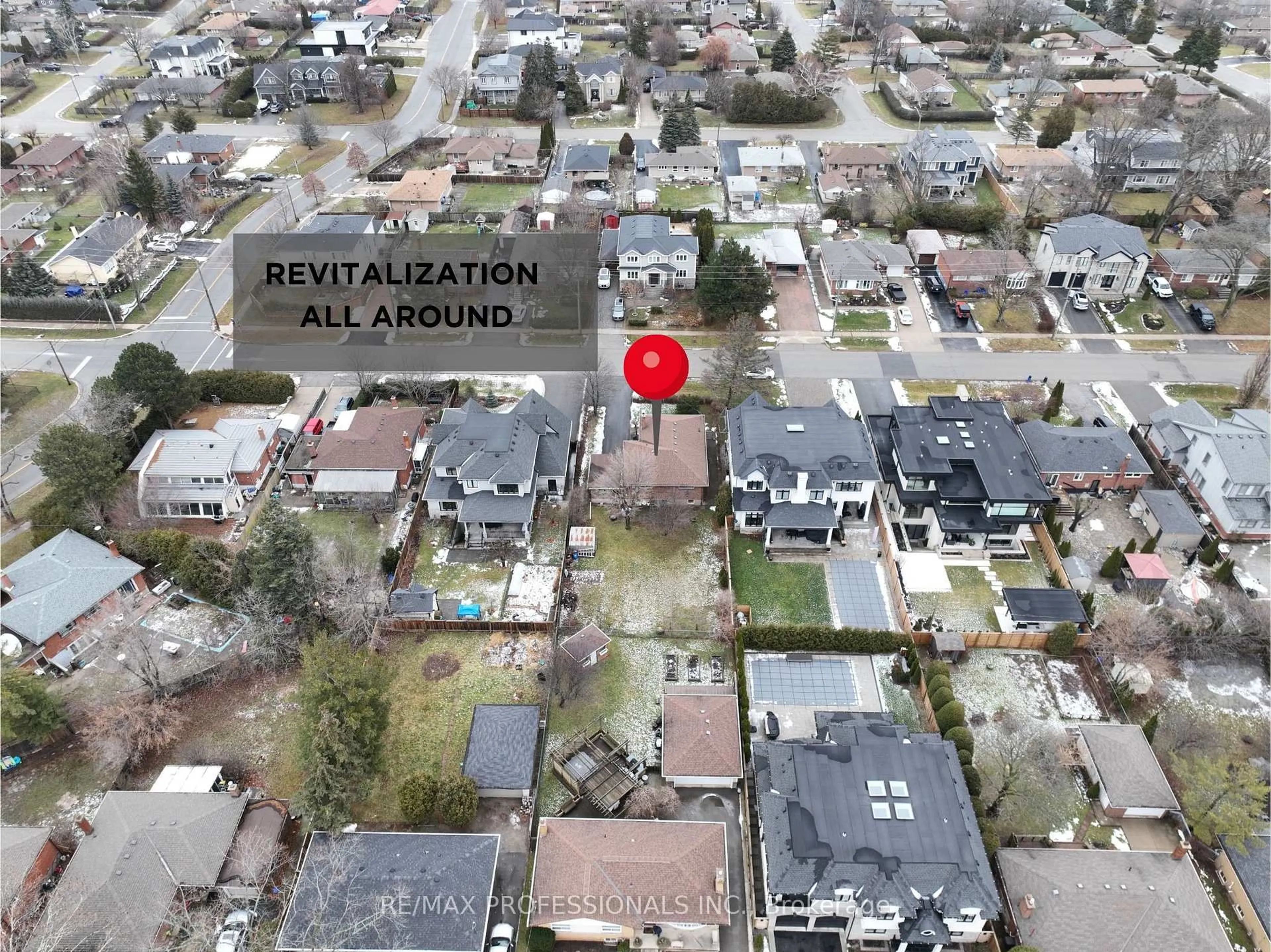A pic from outside/outdoor area/front of a property/back of a property/a pic from drone, street for 294 Southview Rd, Oakville Ontario L6K 2P5