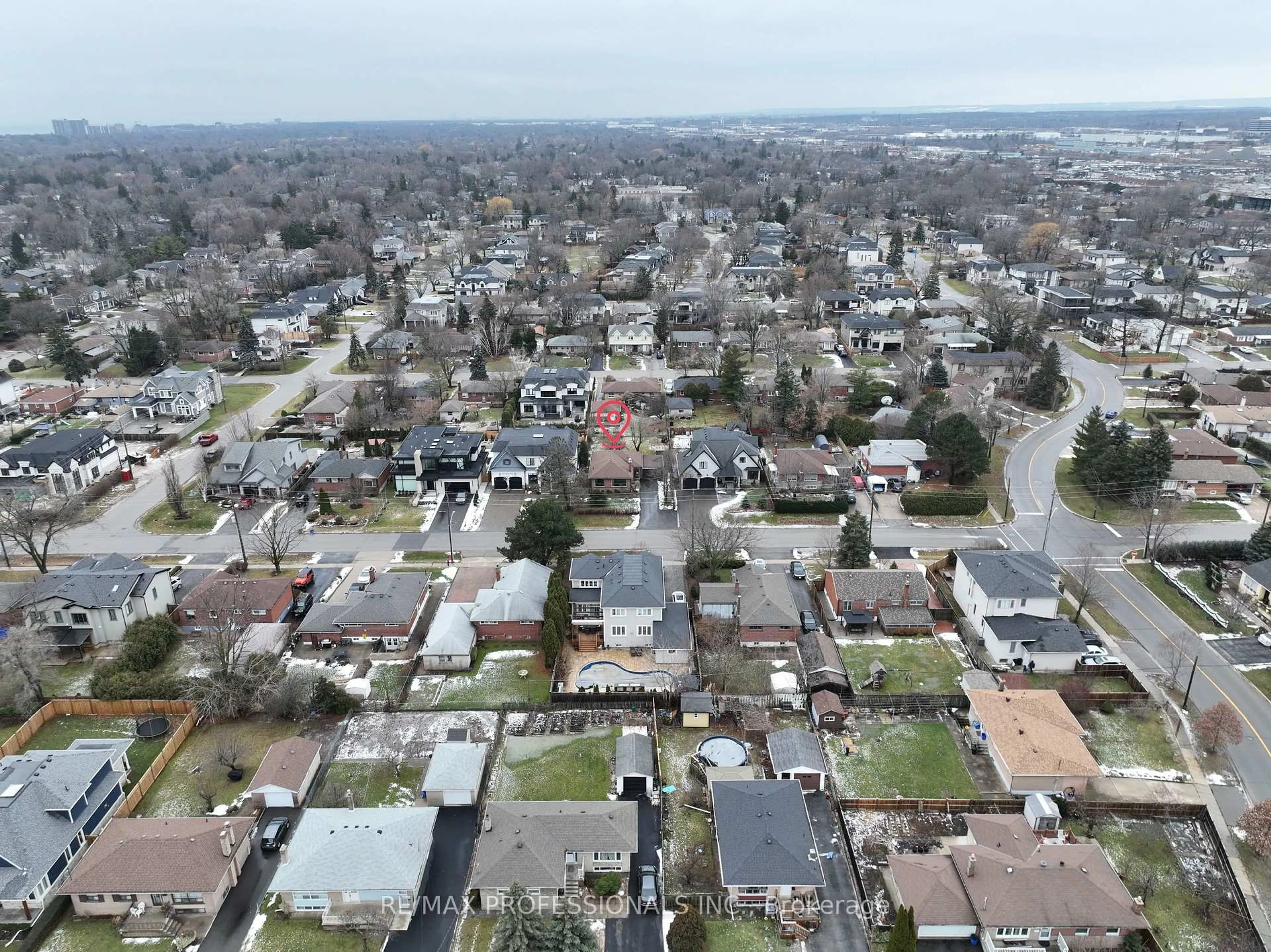 A pic from outside/outdoor area/front of a property/back of a property/a pic from drone, street for 294 Southview Rd, Oakville Ontario L6K 2P5
