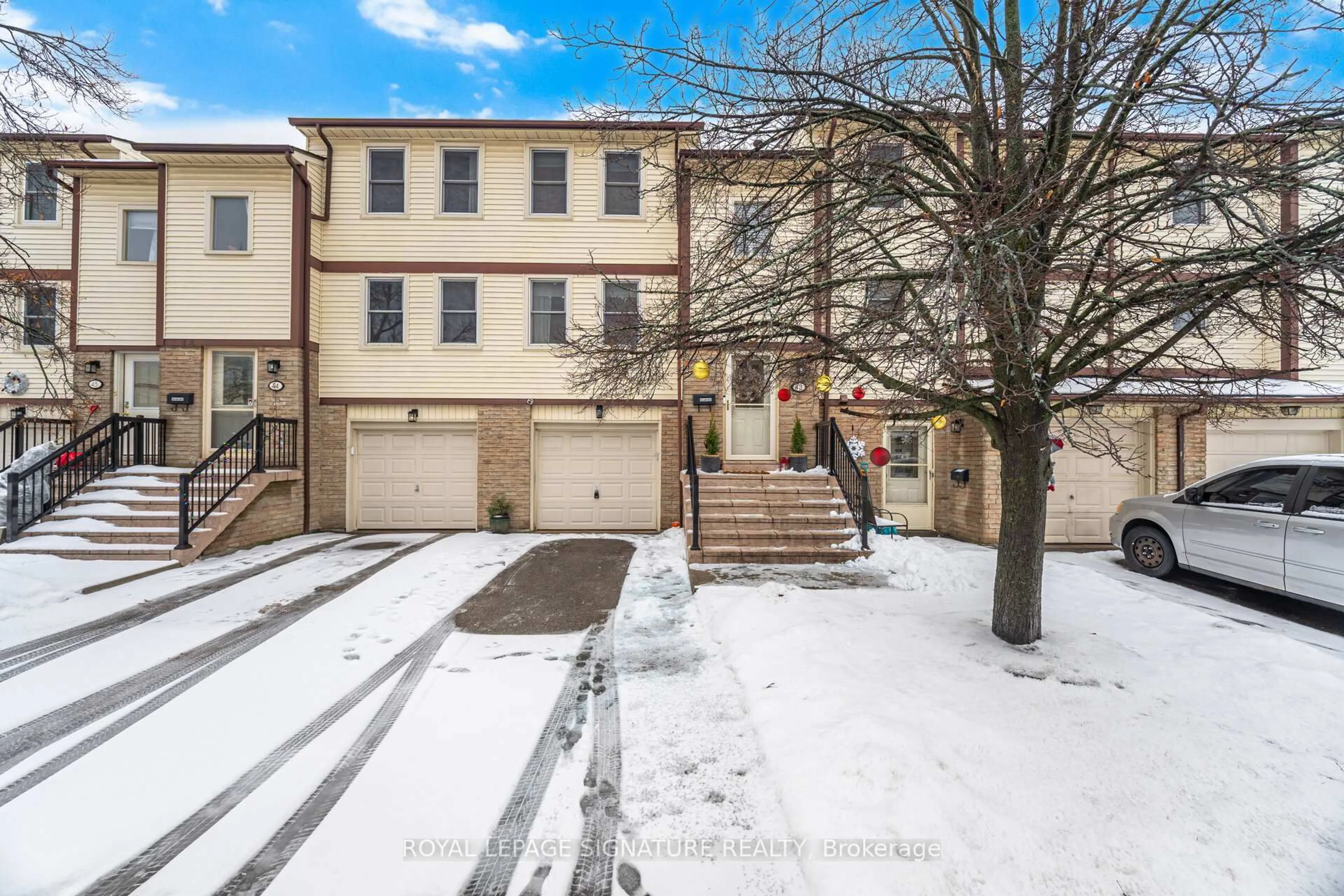 A pic from outside/outdoor area/front of a property/back of a property/a pic from drone, street for 7340 Copenhagen Rd #43, Mississauga Ontario L5N 2S5