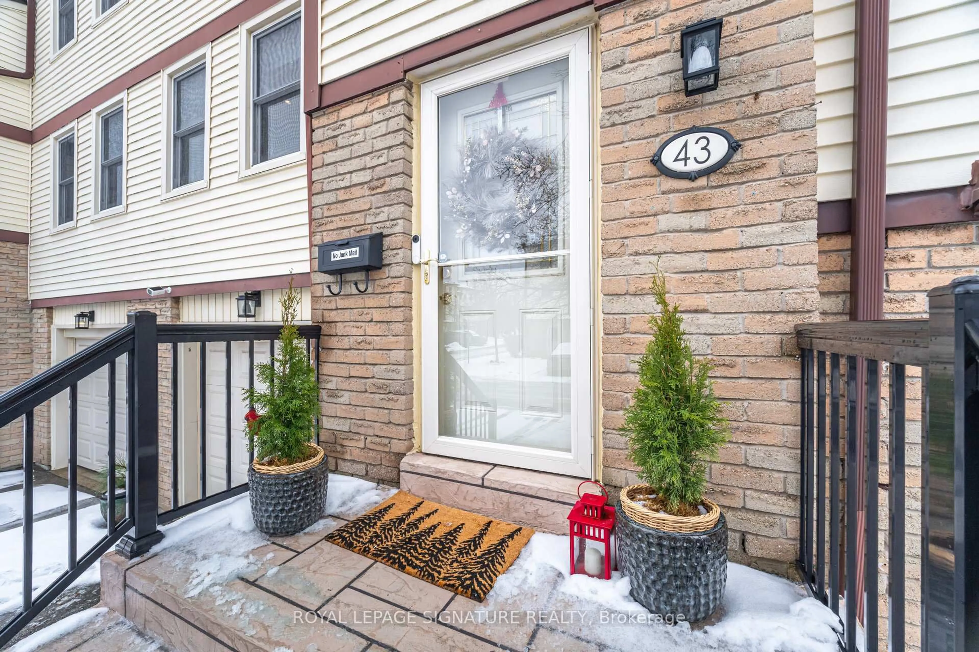 Indoor entryway for 7340 Copenhagen Rd #43, Mississauga Ontario L5N 2S5