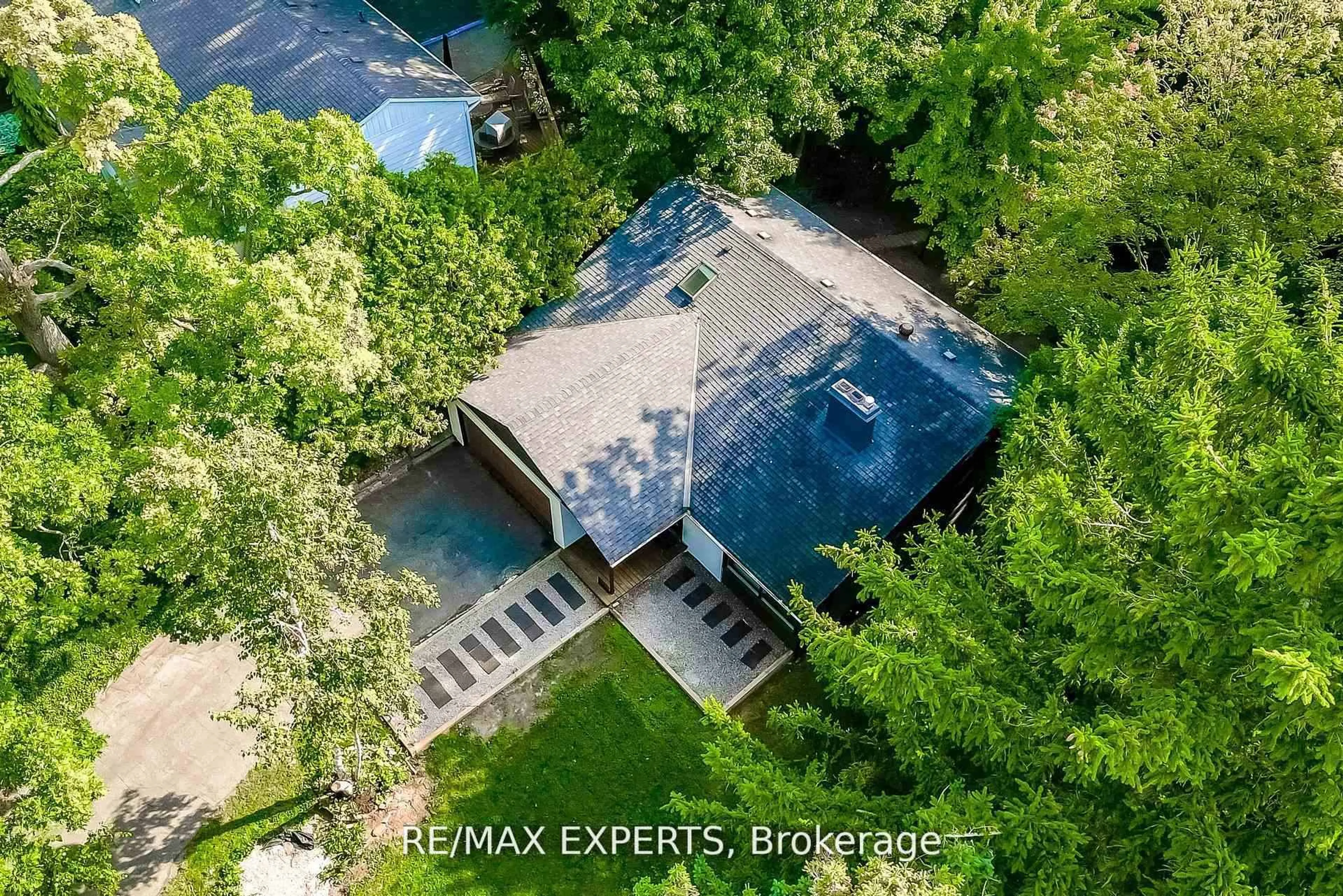 A pic from outside/outdoor area/front of a property/back of a property/a pic from drone, street for 1135 Greenoaks Dr, Mississauga Ontario L5J 3A1