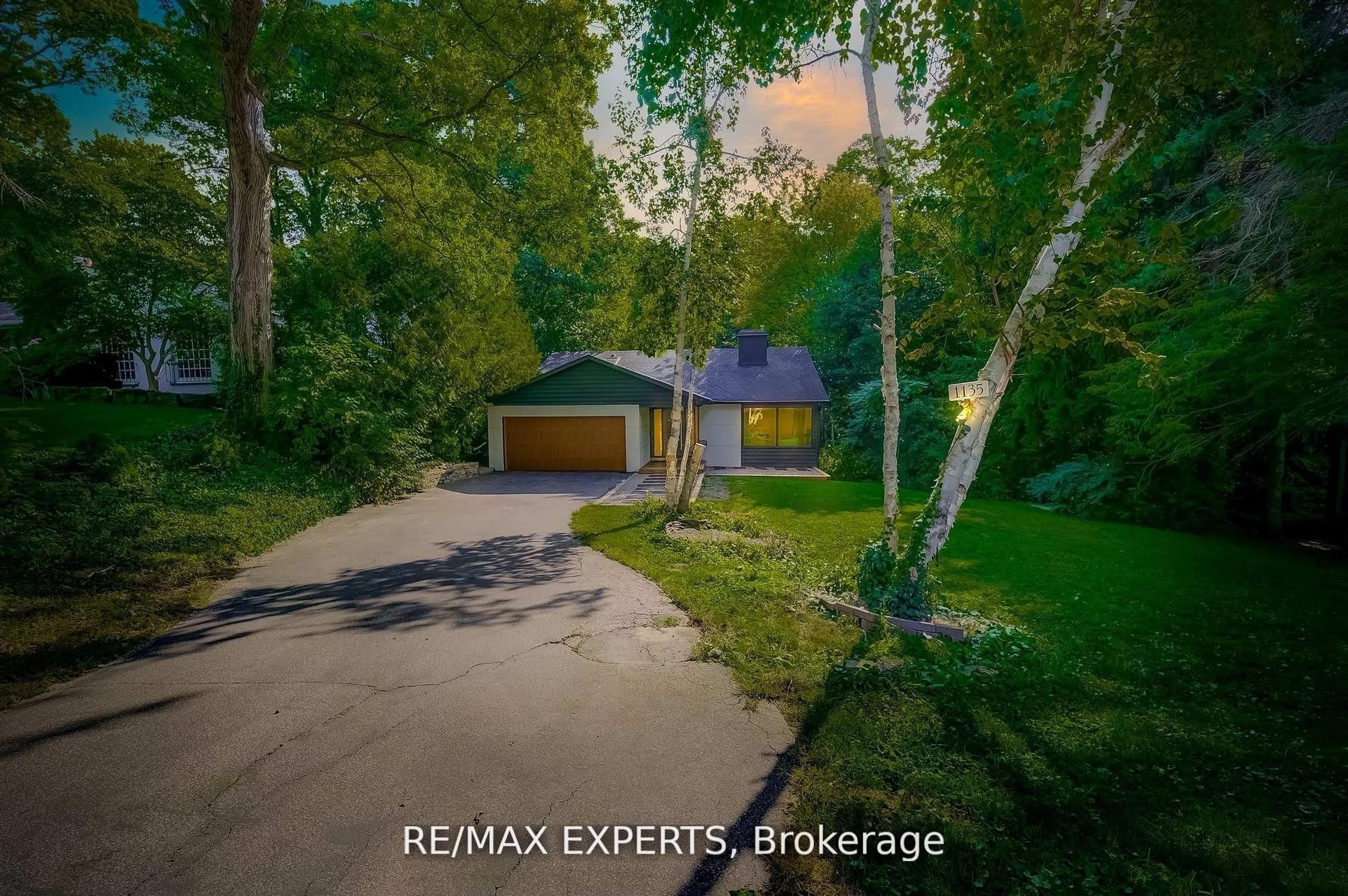 A pic from outside/outdoor area/front of a property/back of a property/a pic from drone, street for 1135 Greenoaks Dr, Mississauga Ontario L5J 3A1