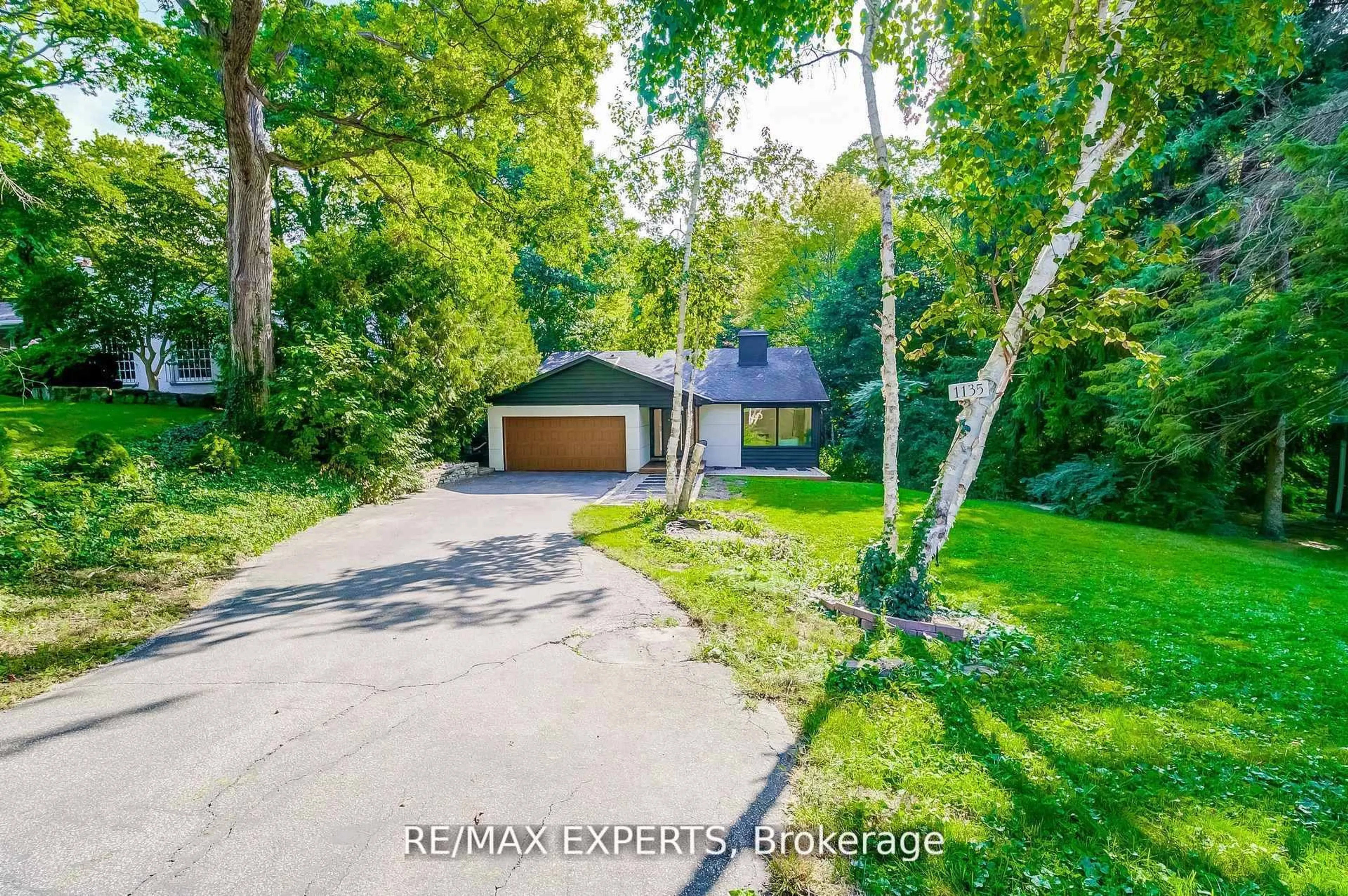 A pic from outside/outdoor area/front of a property/back of a property/a pic from drone, street for 1135 Greenoaks Dr, Mississauga Ontario L5J 3A1