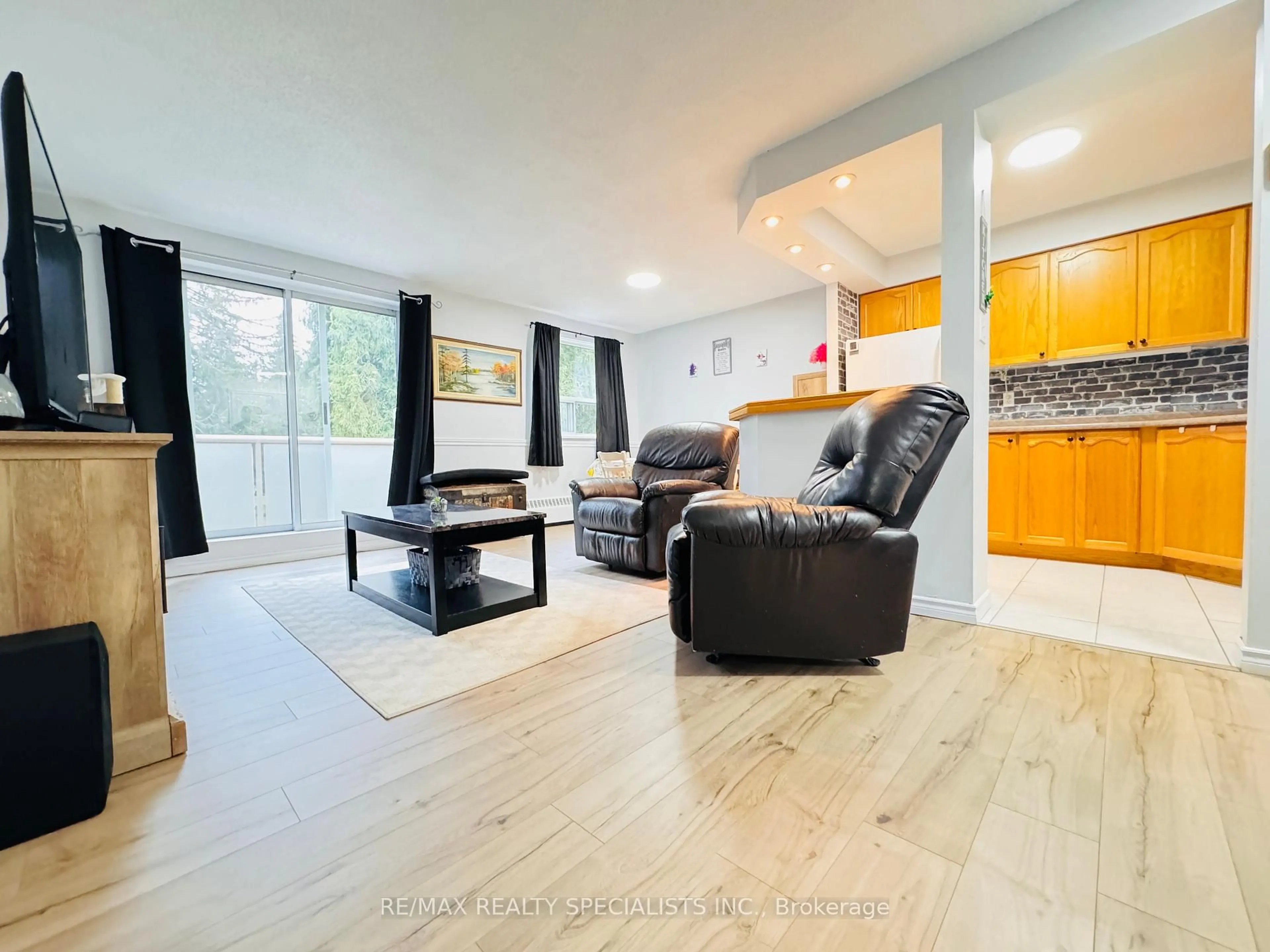 Living room with furniture, wood/laminate floor for 24 Ransom St #306, Halton Hills Ontario L7J 1R9