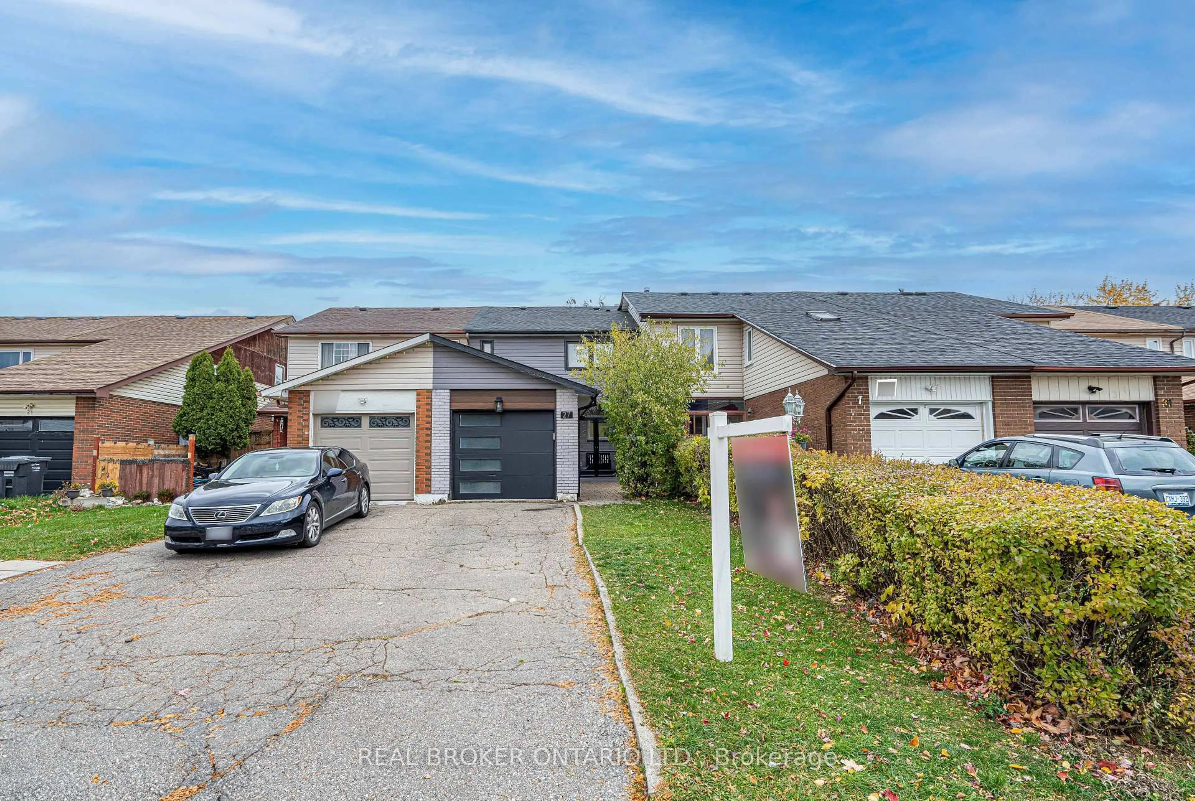 A pic from outside/outdoor area/front of a property/back of a property/a pic from drone, street for 27 Kingswood Dr, Brampton Ontario L6V 2X5