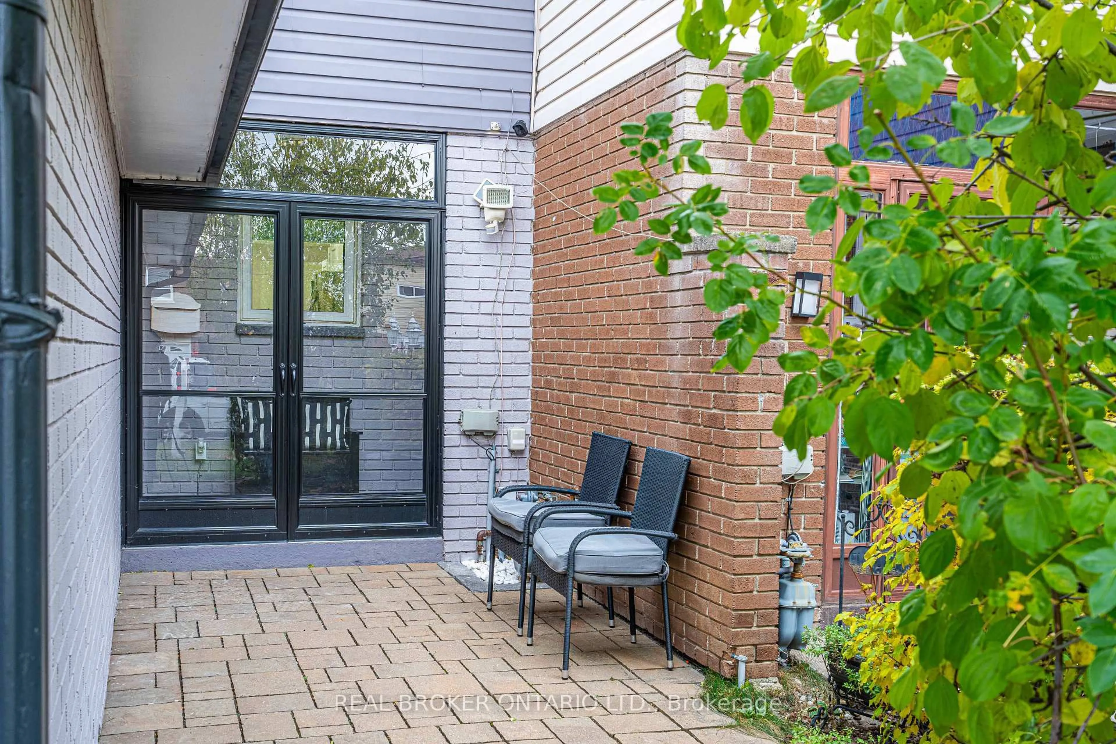 Patio, street for 27 Kingswood Dr, Brampton Ontario L6V 2X5