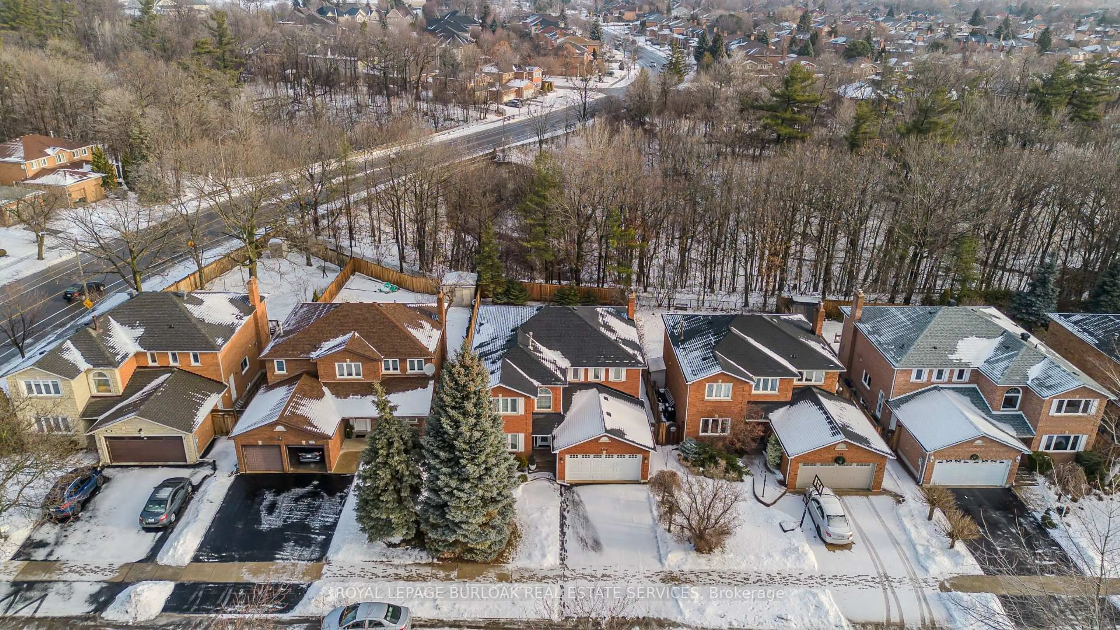 A pic from outside/outdoor area/front of a property/back of a property/a pic from drone, street for 460 Hedgerow Lane, Oakville Ontario L6H 4V8