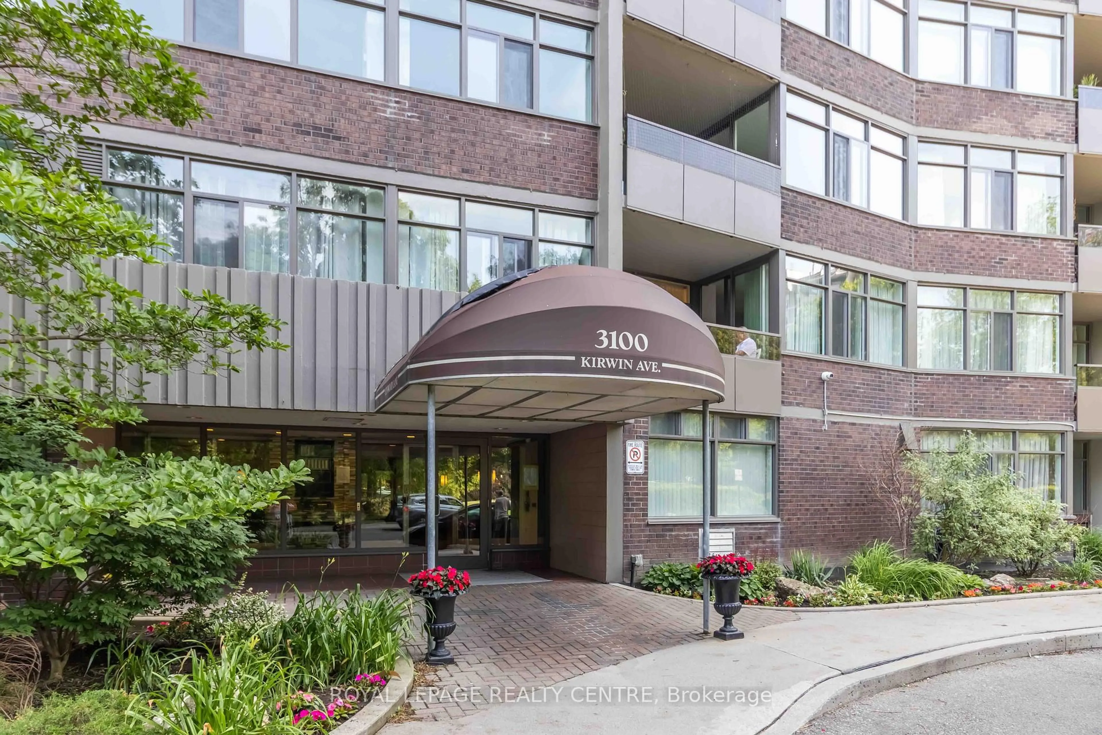 Indoor foyer for 3100 Kirwin Ave #1808, Mississauga Ontario L5A 3S6