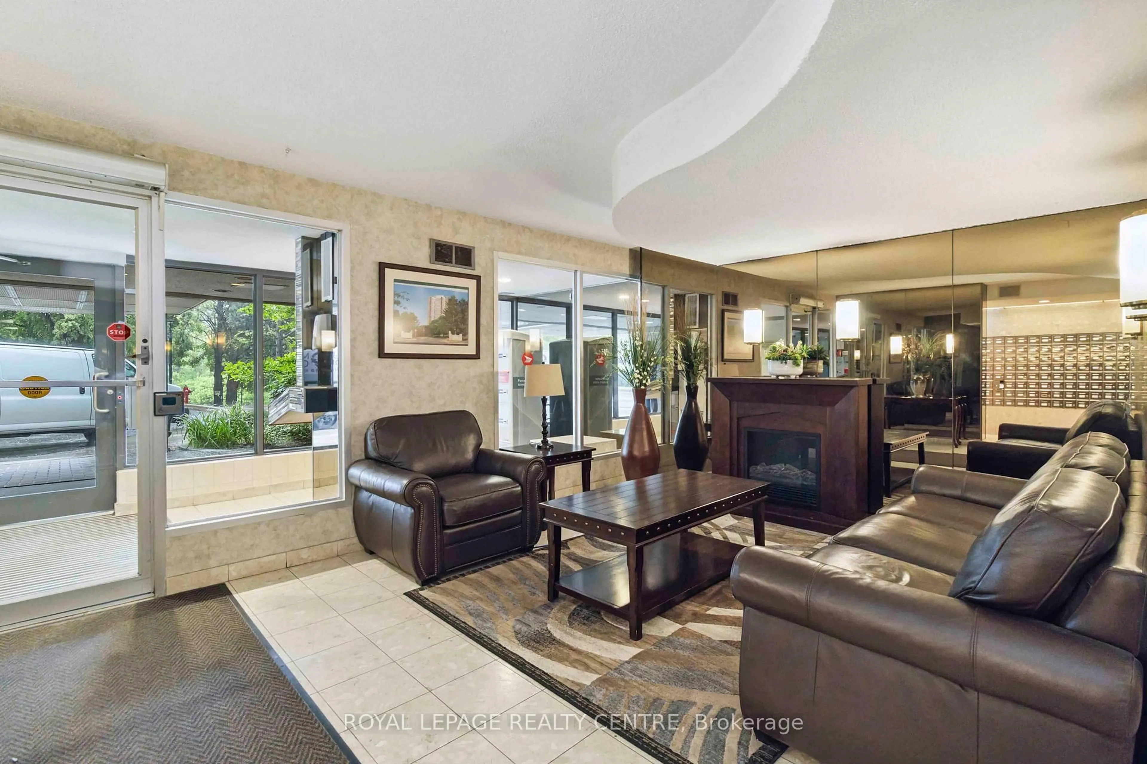 Lobby for 3100 Kirwin Ave #1808, Mississauga Ontario L5A 3S6
