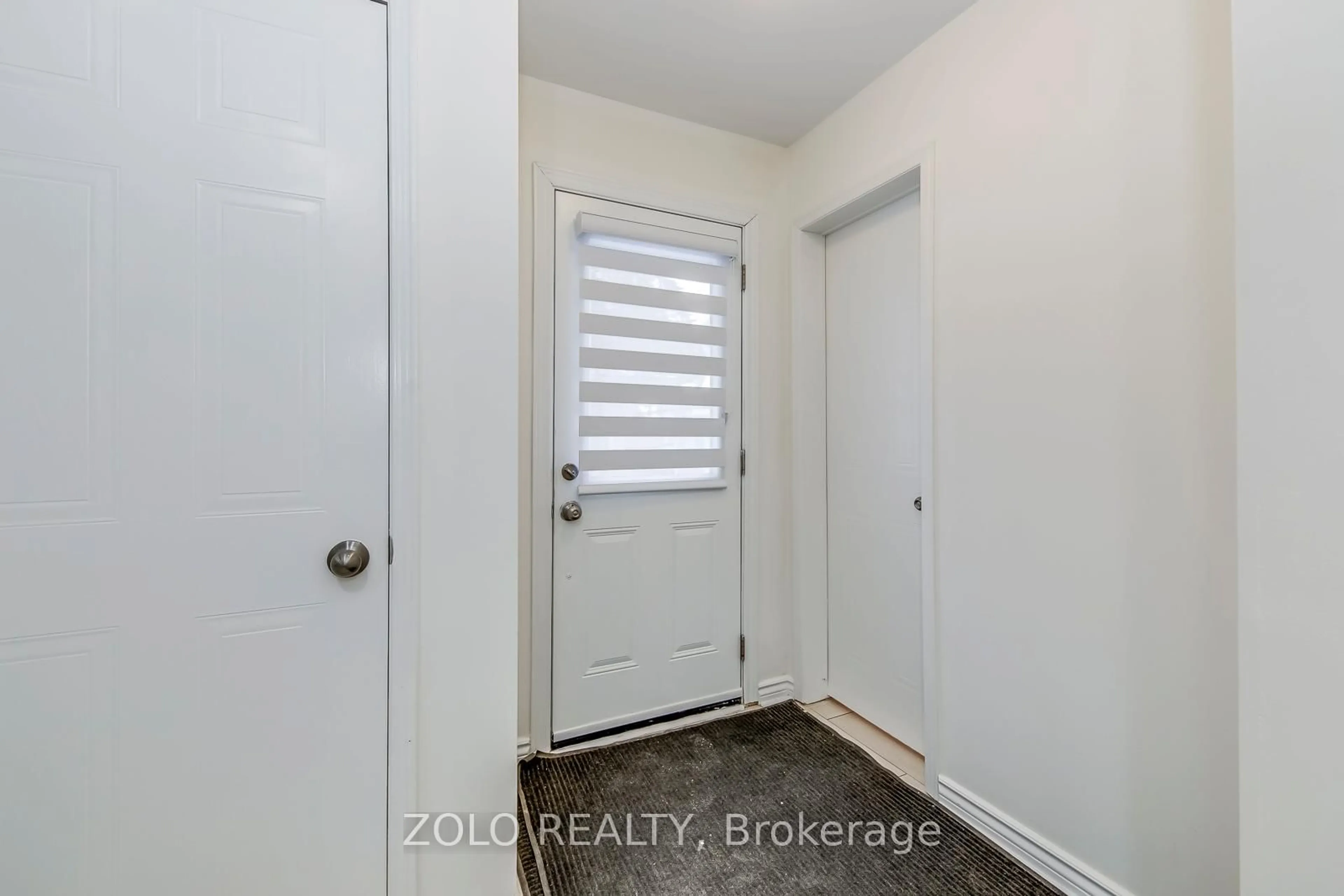 Indoor entryway for 45 Bristol Rd #10, Mississauga Ontario L4Z 3P5