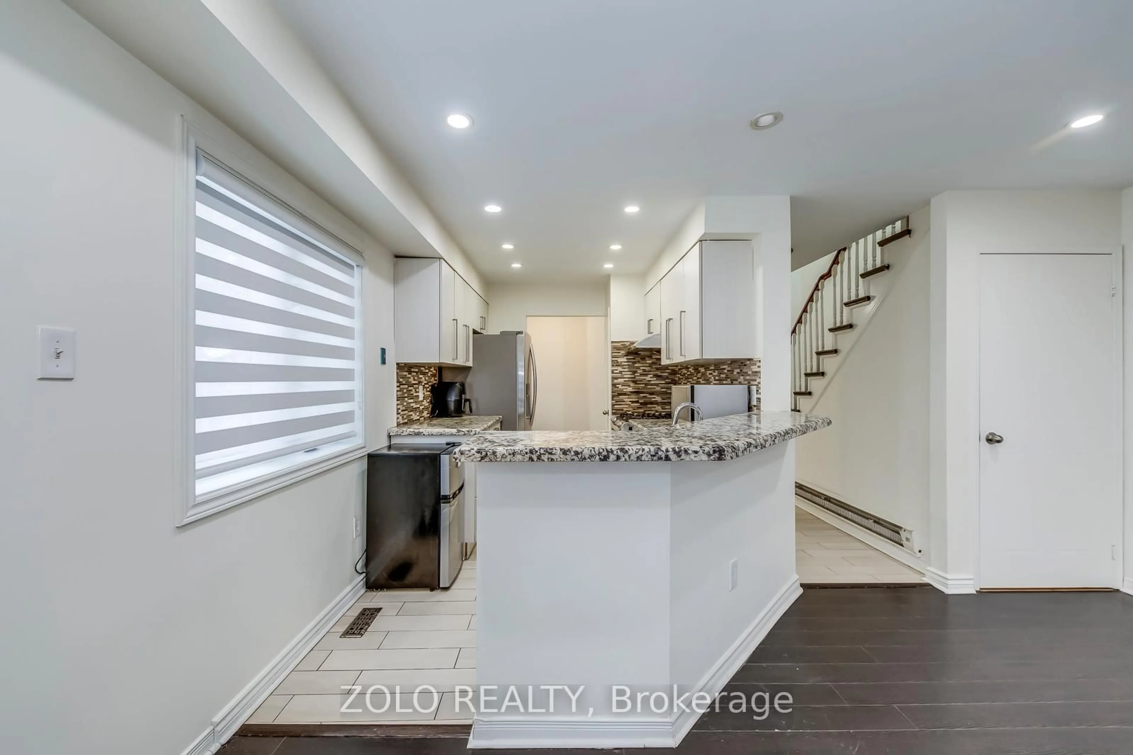 Open concept kitchen, ceramic/tile floor for 45 Bristol Rd #10, Mississauga Ontario L4Z 3P5