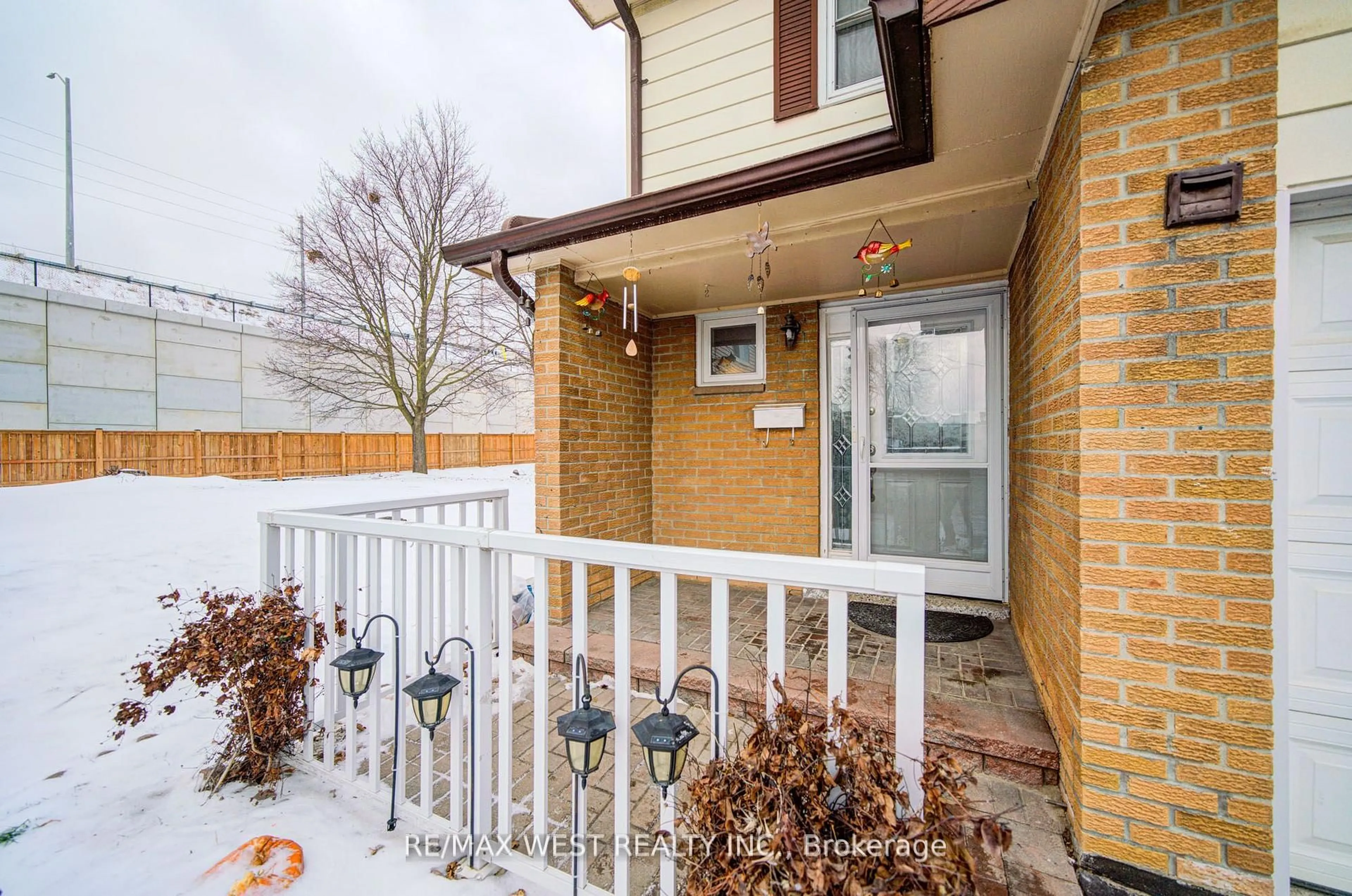 Patio, street for 3525 Brandon Gate Dr #71, Mississauga Ontario L4T 3M3