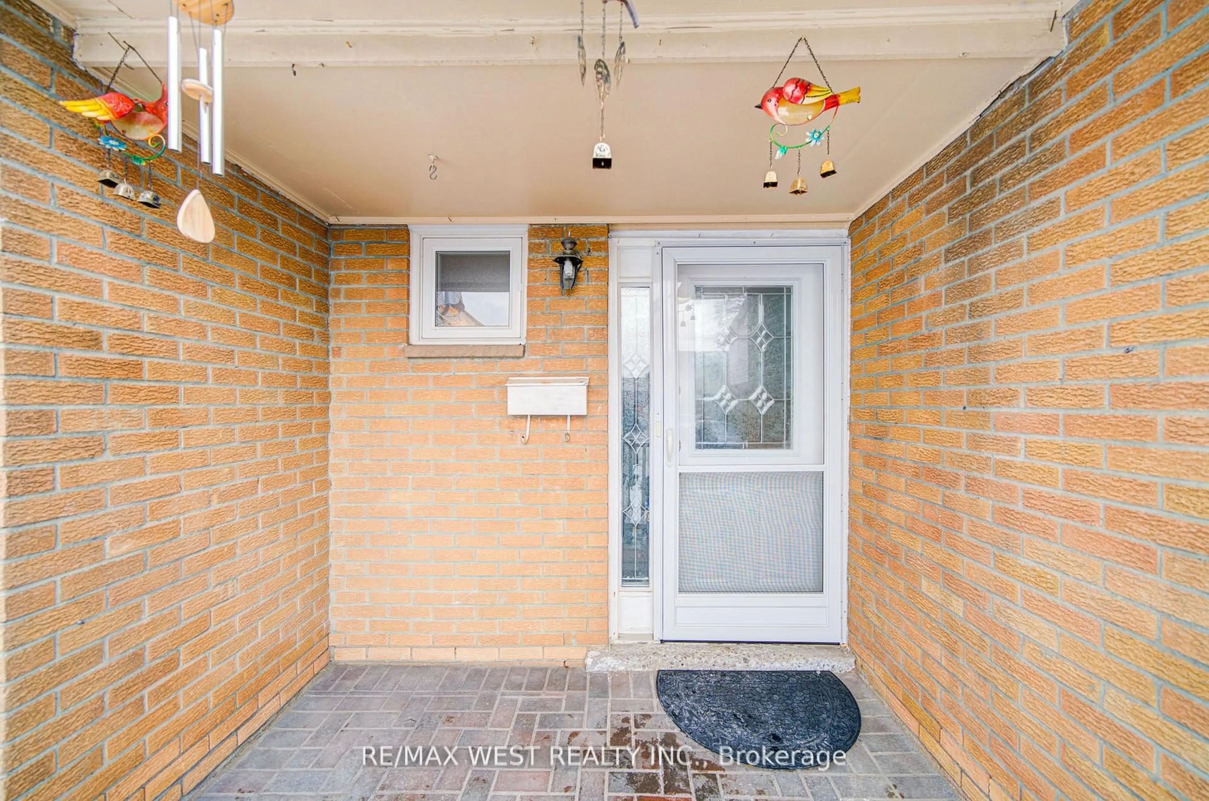 Indoor entryway for 3525 Brandon Gate Dr #71, Mississauga Ontario L4T 3M3