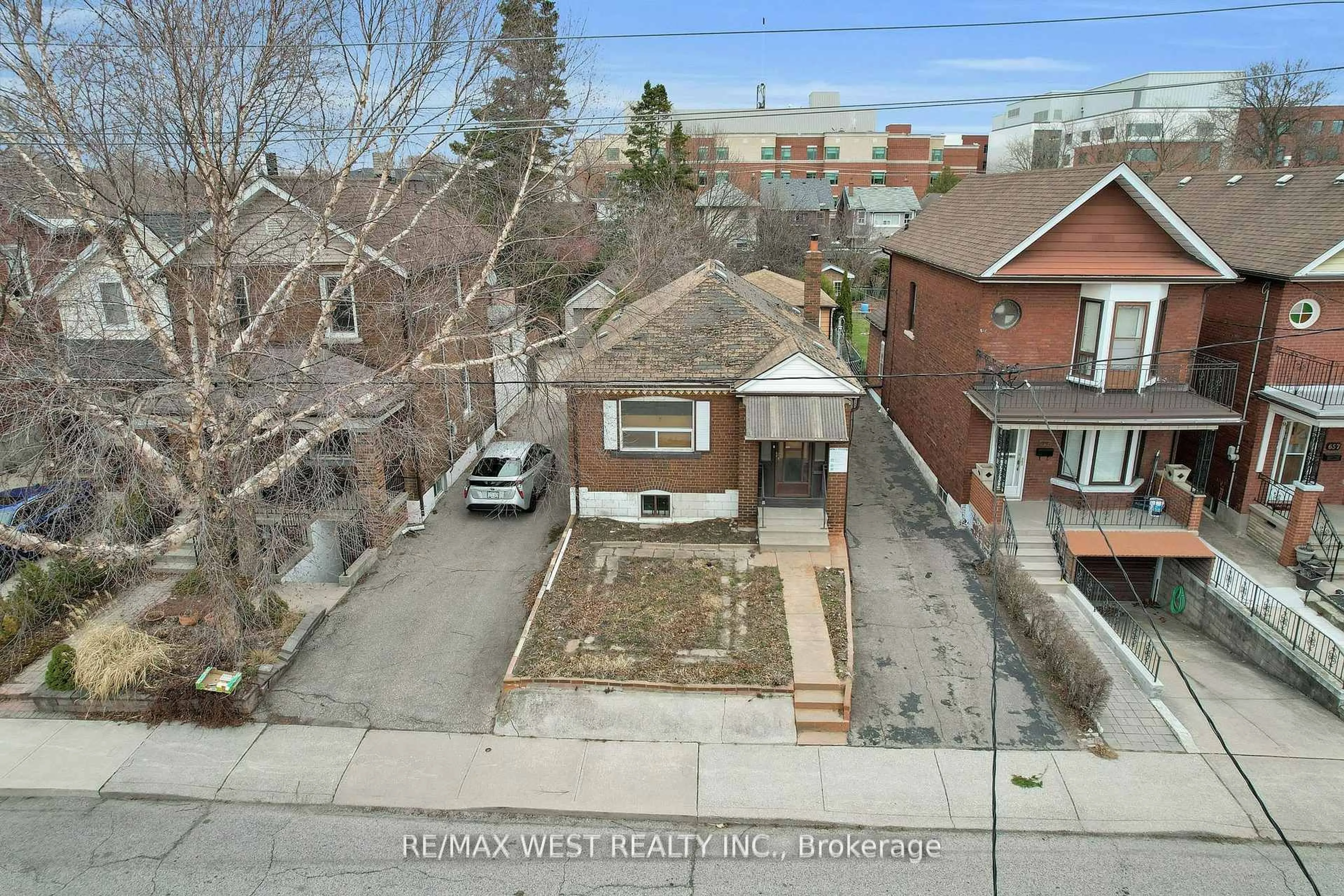 A pic from outside/outdoor area/front of a property/back of a property/a pic from drone, street for 661 Beresford Ave, Toronto Ontario M6S 3C4